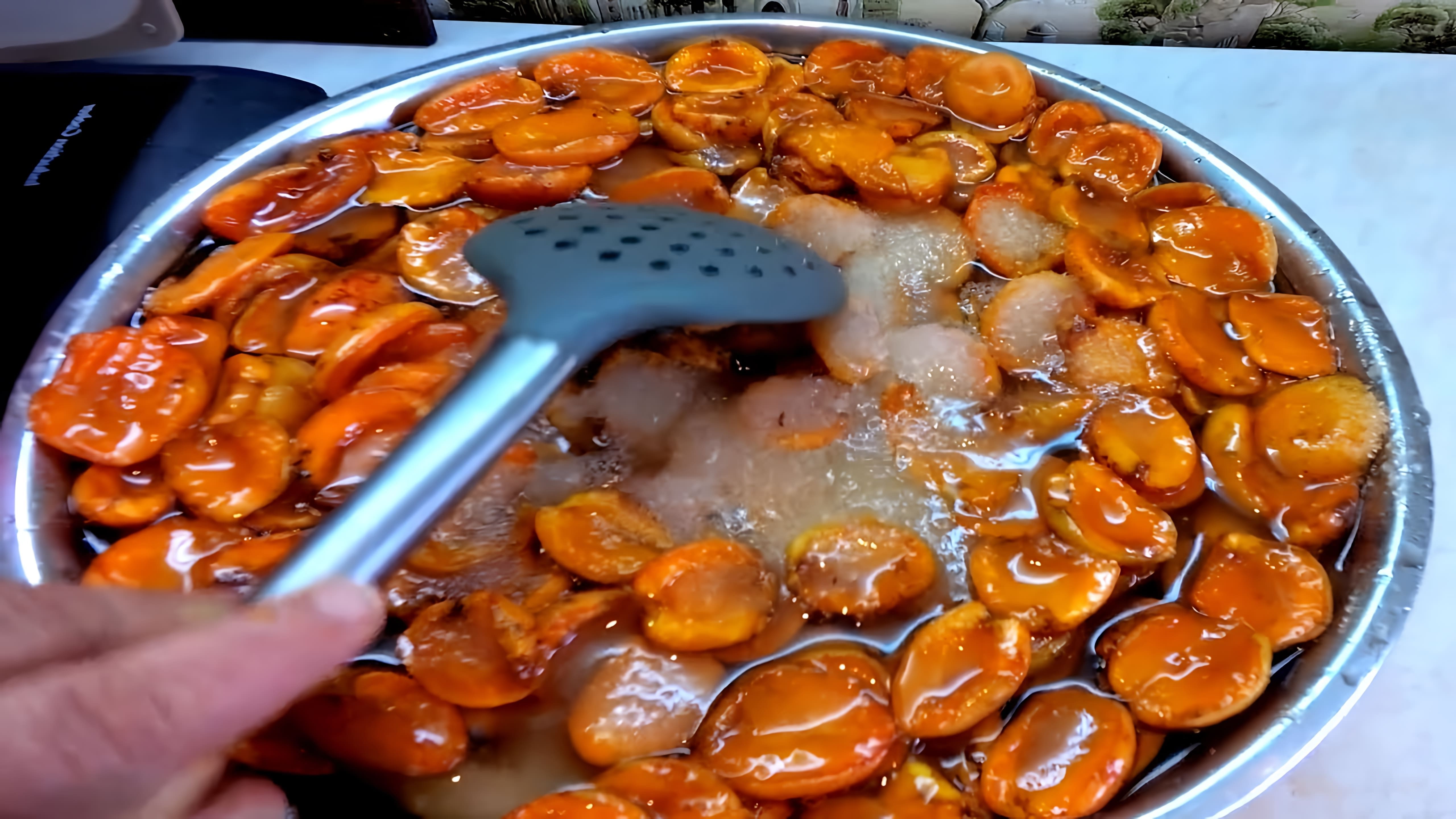 В этом видео демонстрируется процесс приготовления абрикосового и грушевого варенья, а также цукатов из груш