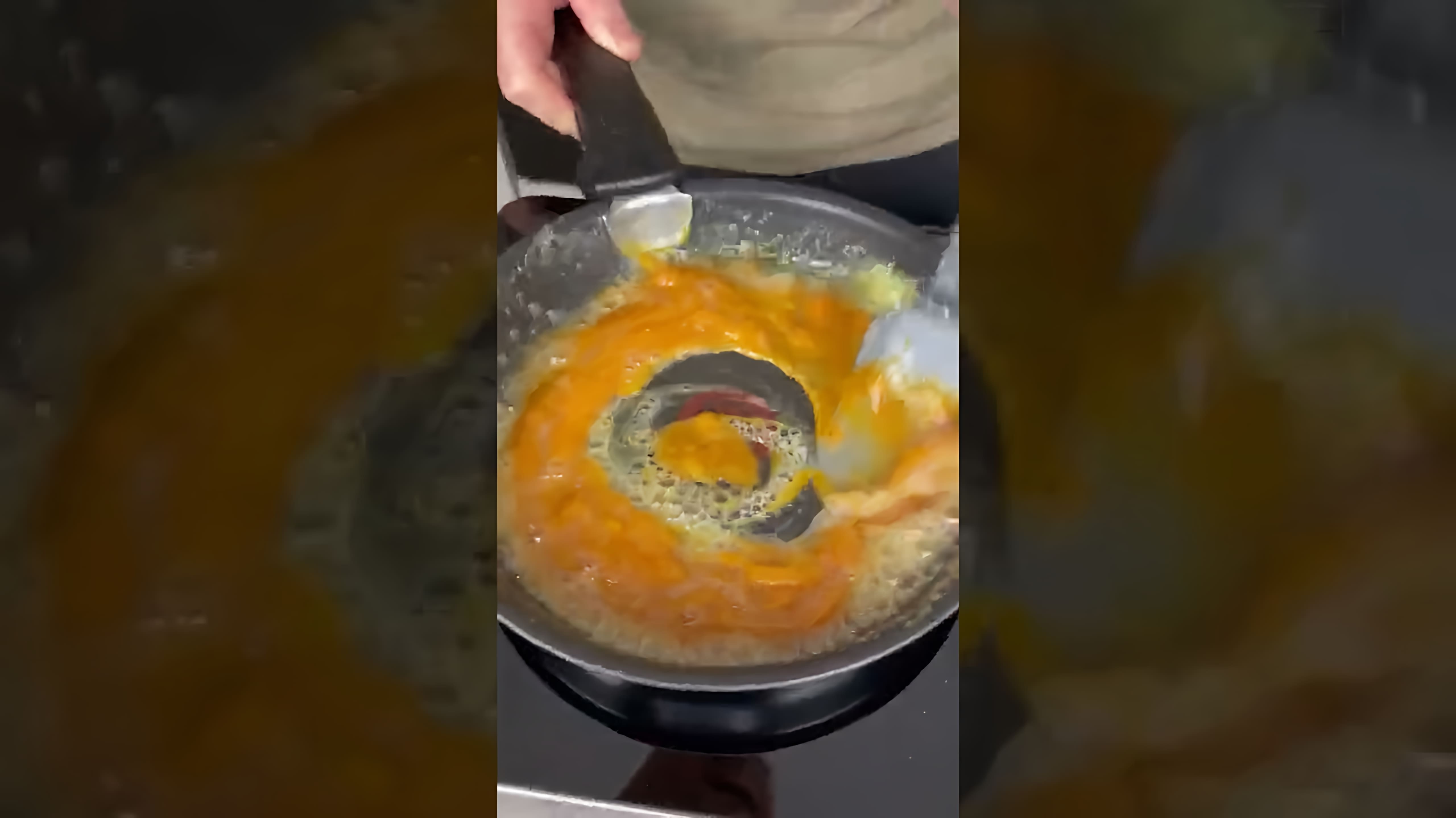 В этом видео демонстрируется рецепт приготовления чизкейка "Твикс" с солёной карамелью