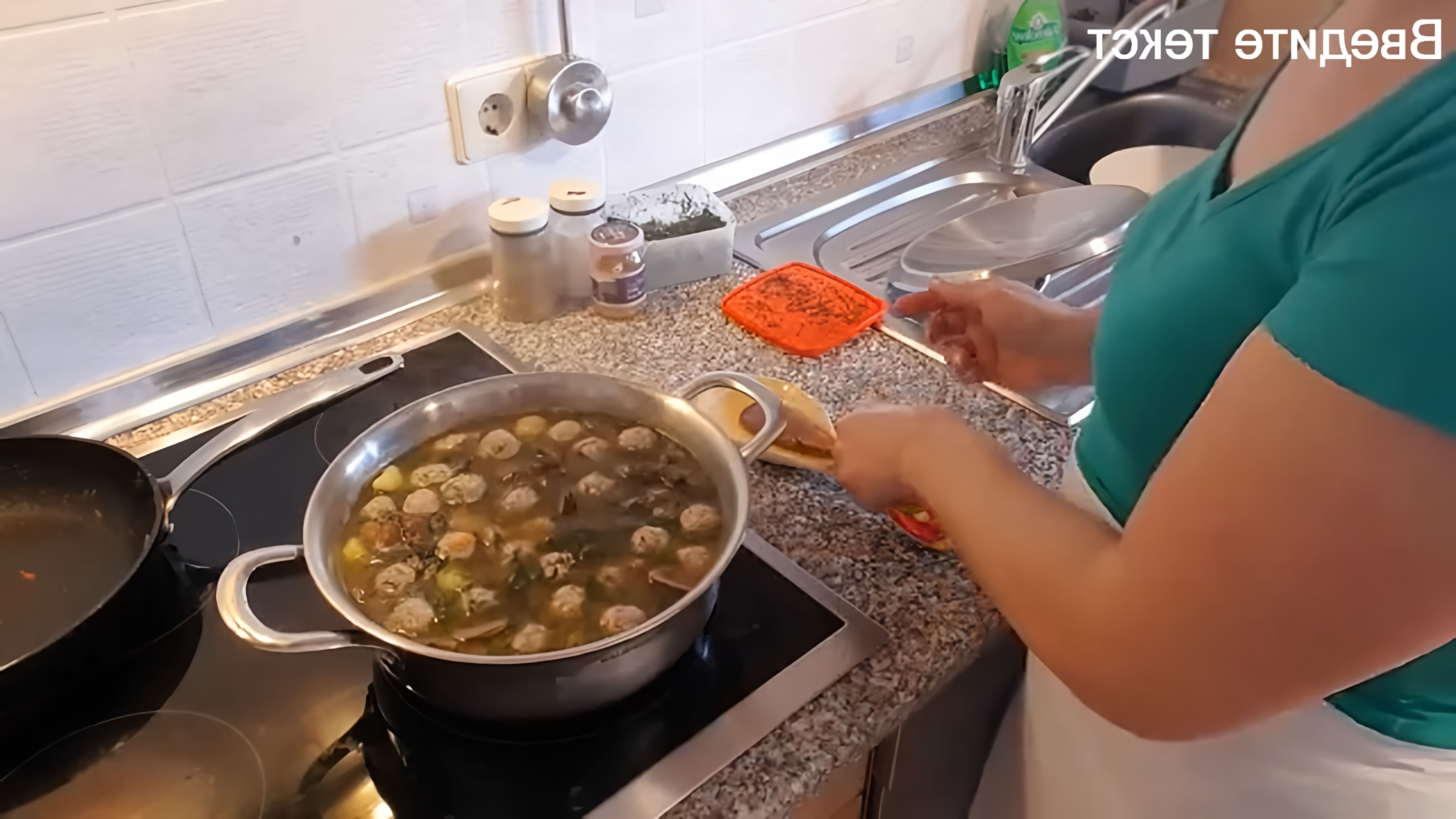 Суп с фрикадельками и грибами — аппетитное блюдо, которое очень часто делают в домашних условиях. Ни один обед не... 