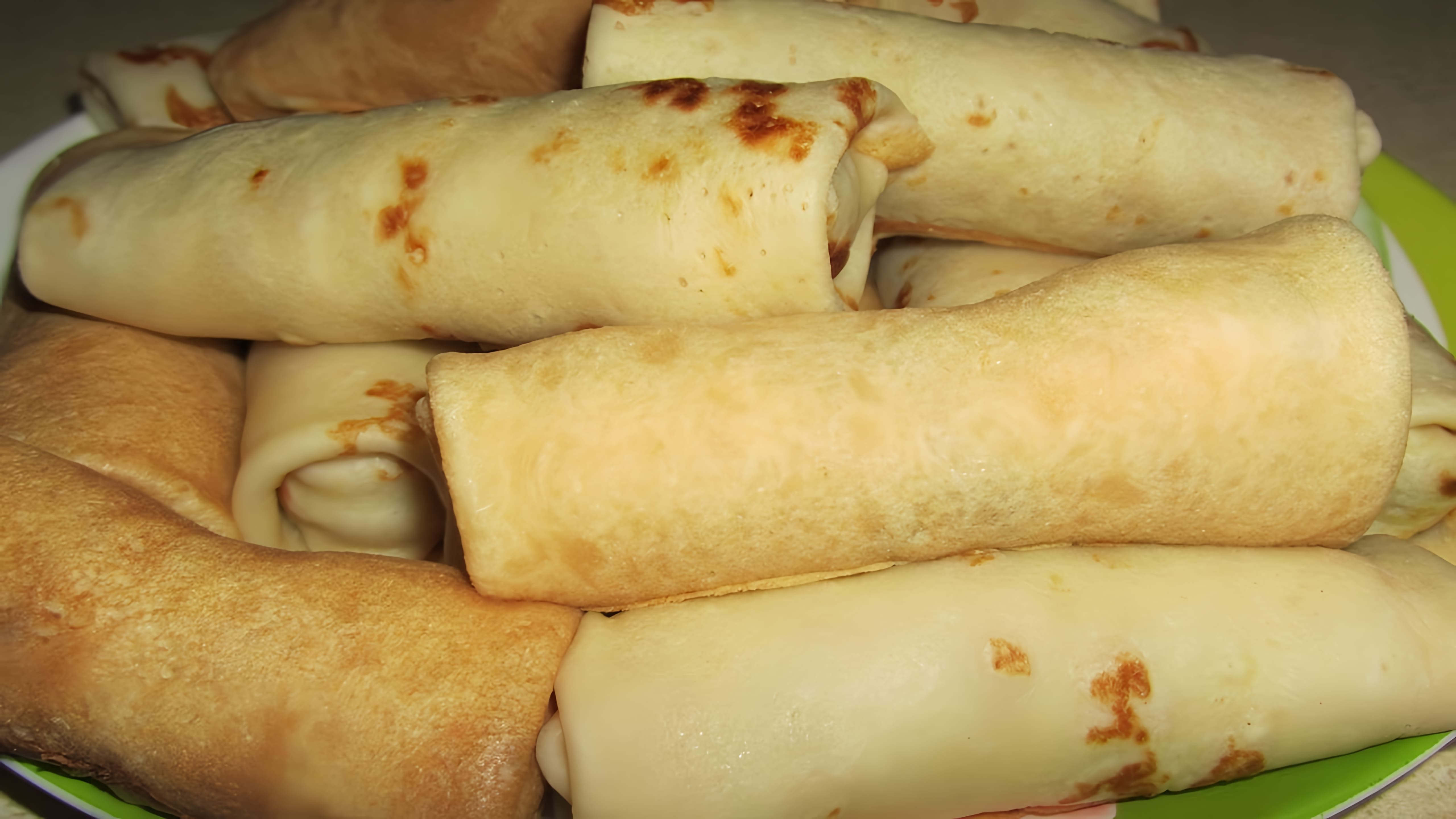 В этом видео демонстрируется процесс приготовления блинов с мясной и грибной начинкой