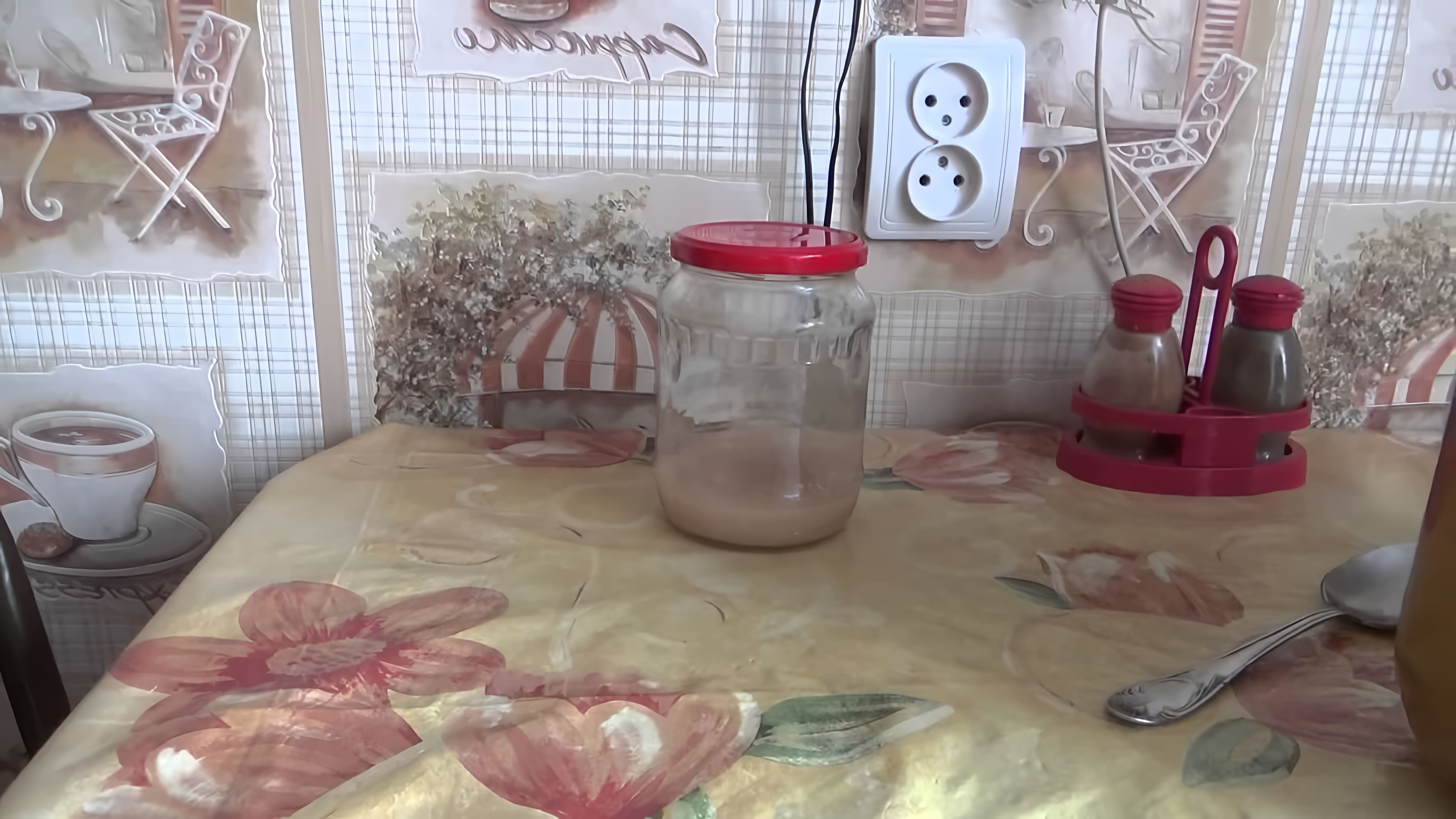 В этом видео автор рассказывает о процессе приготовления самогона из чернослива, изюма и фиников