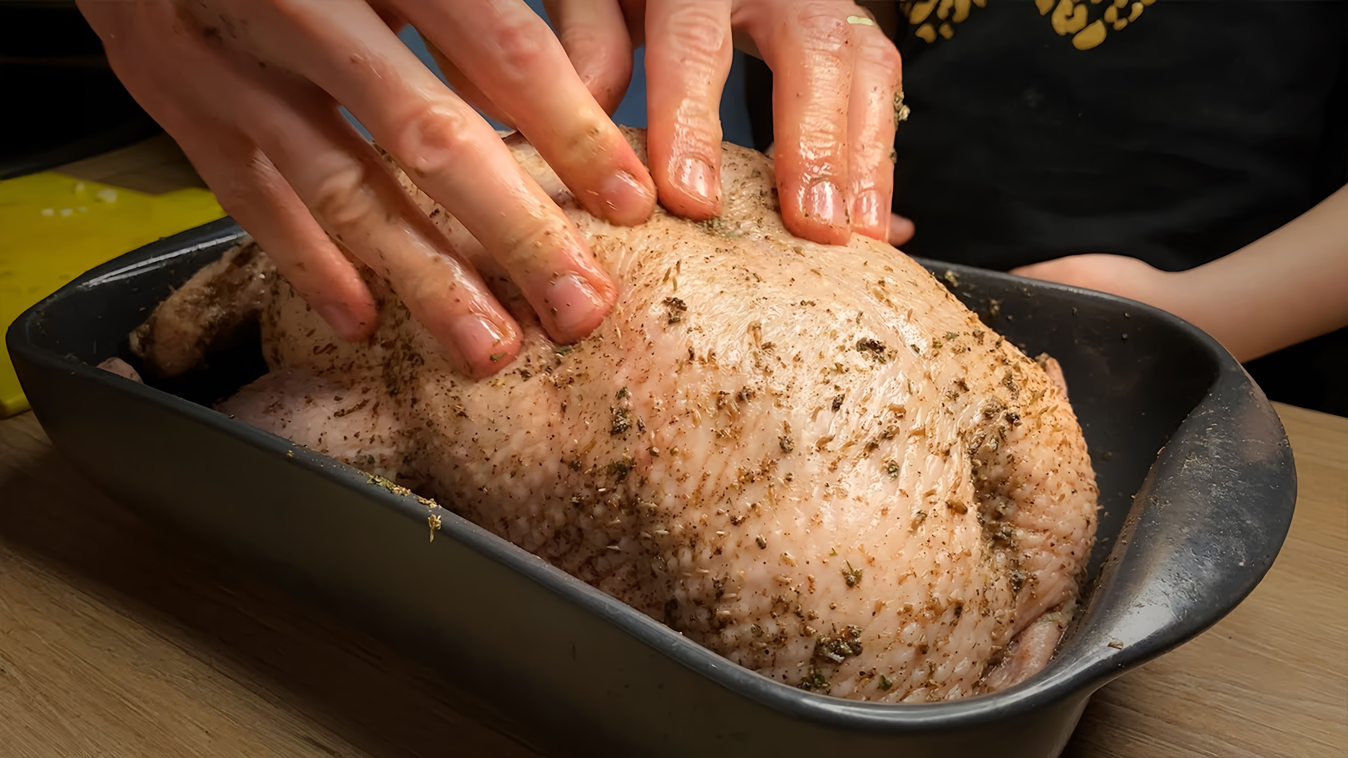 В этом видео демонстрируется процесс приготовления утки в духовке без предварительного маринования