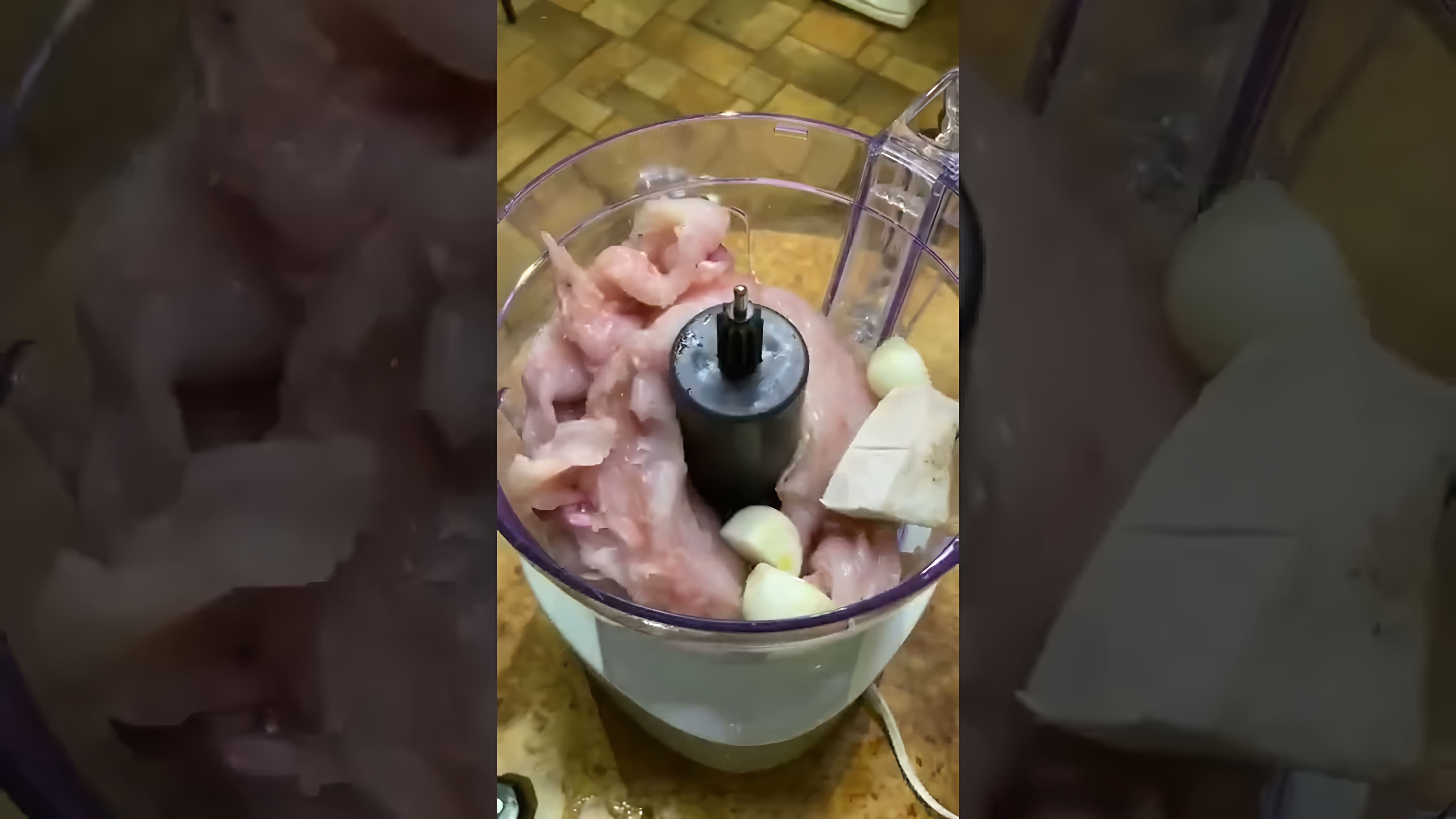 В этом видео демонстрируется процесс приготовления котлет из щуки