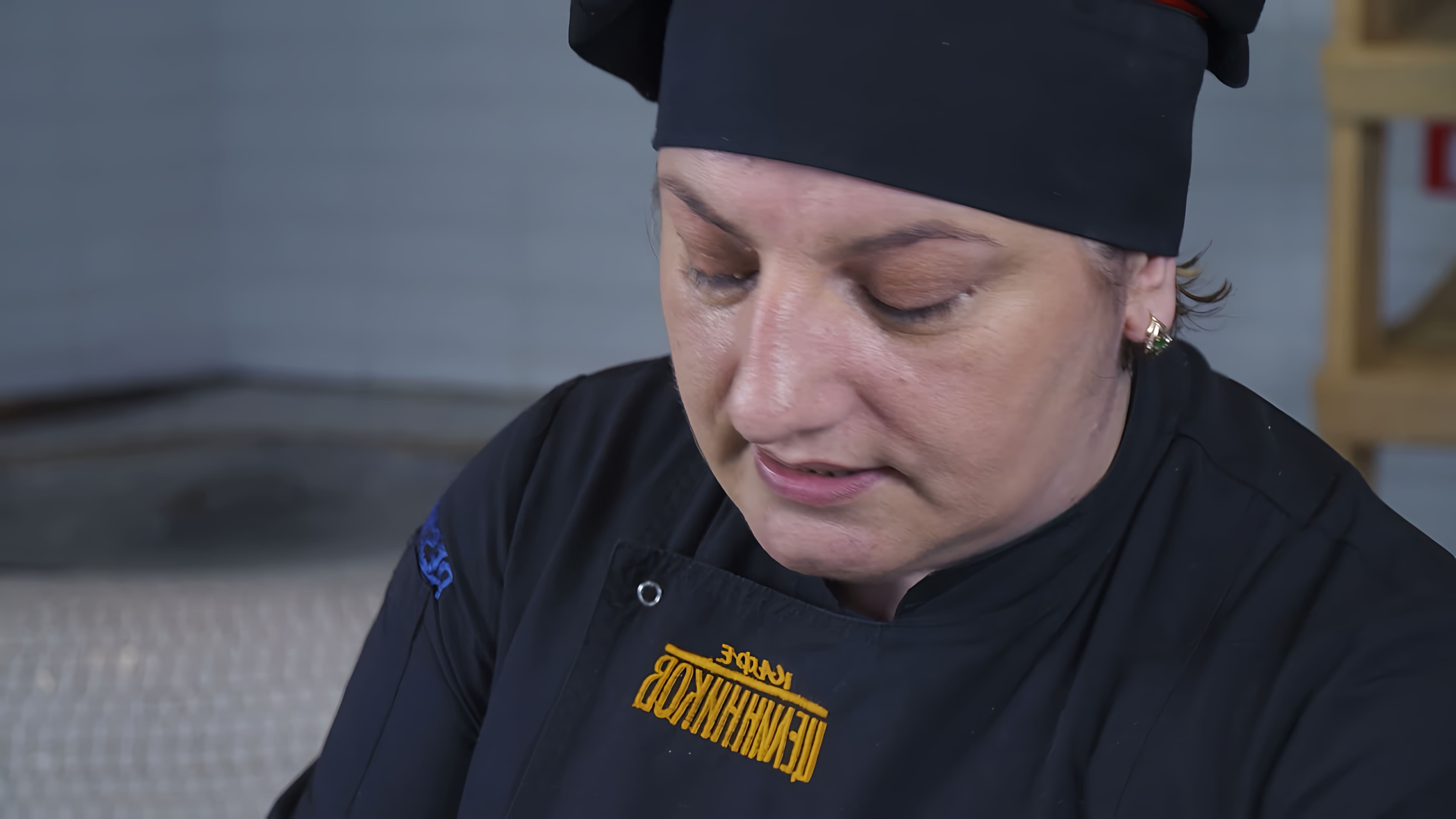 В этом видео демонстрируется процесс приготовления двух грузинских блюд - хачапури и кубдари