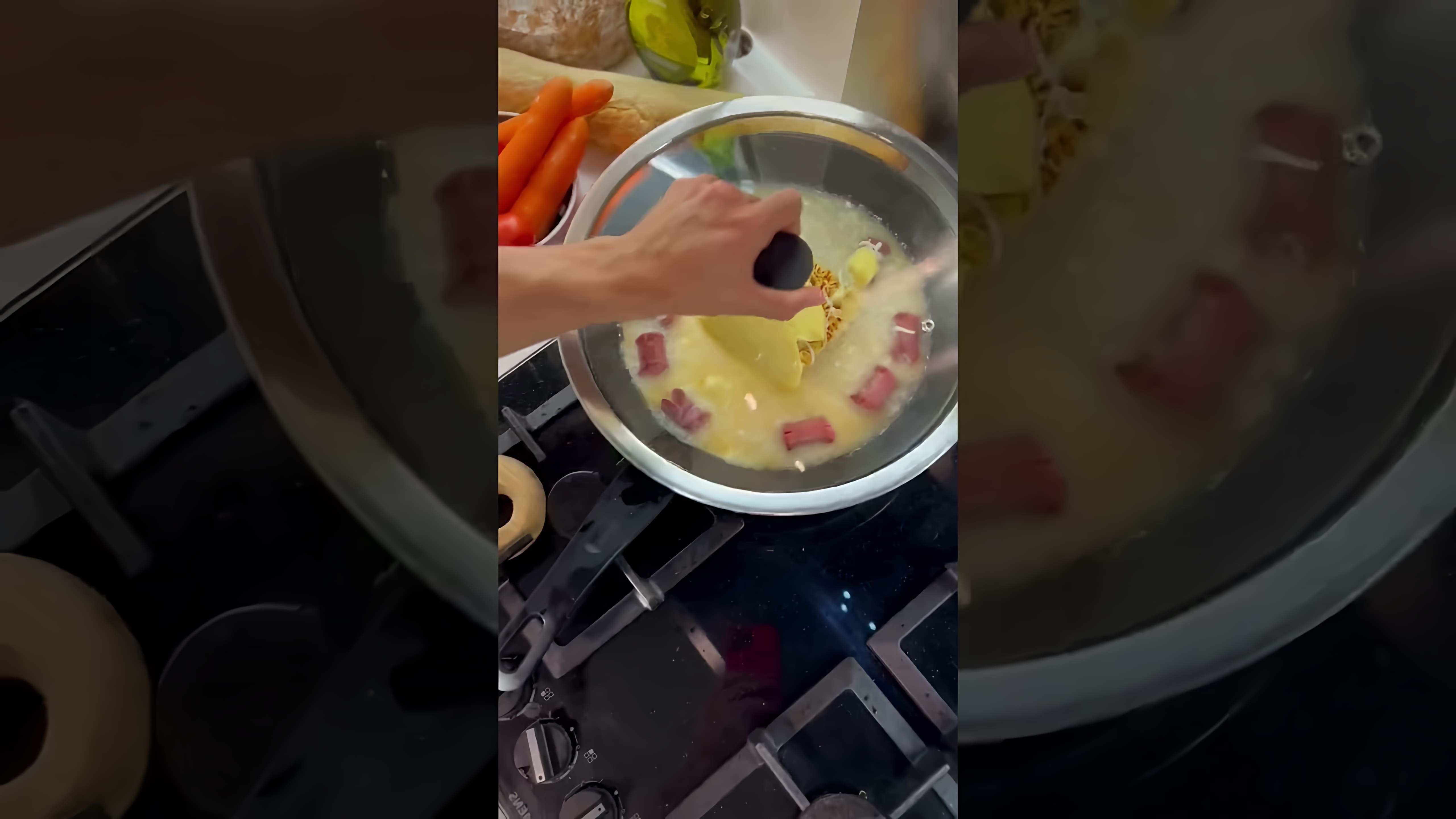 В этом видео-ролике Джавид делится своим рецептом приготовления пасты карбонара из лапши Доширак