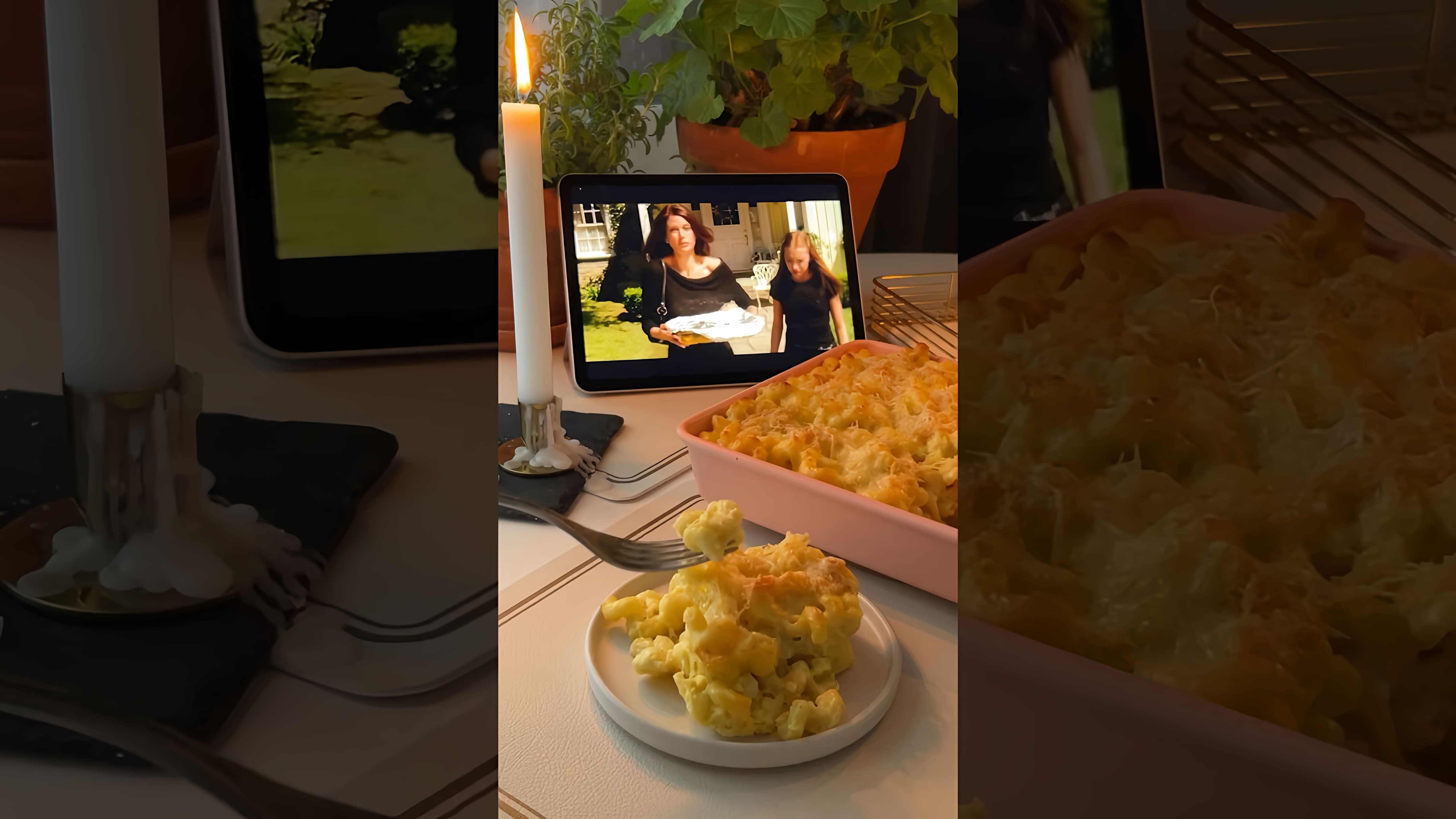 В этом видео рассказывается о том, как Сьюзан Майер, героиня сериала "Отчаянные домохозяйки", готовит макароны с сыром