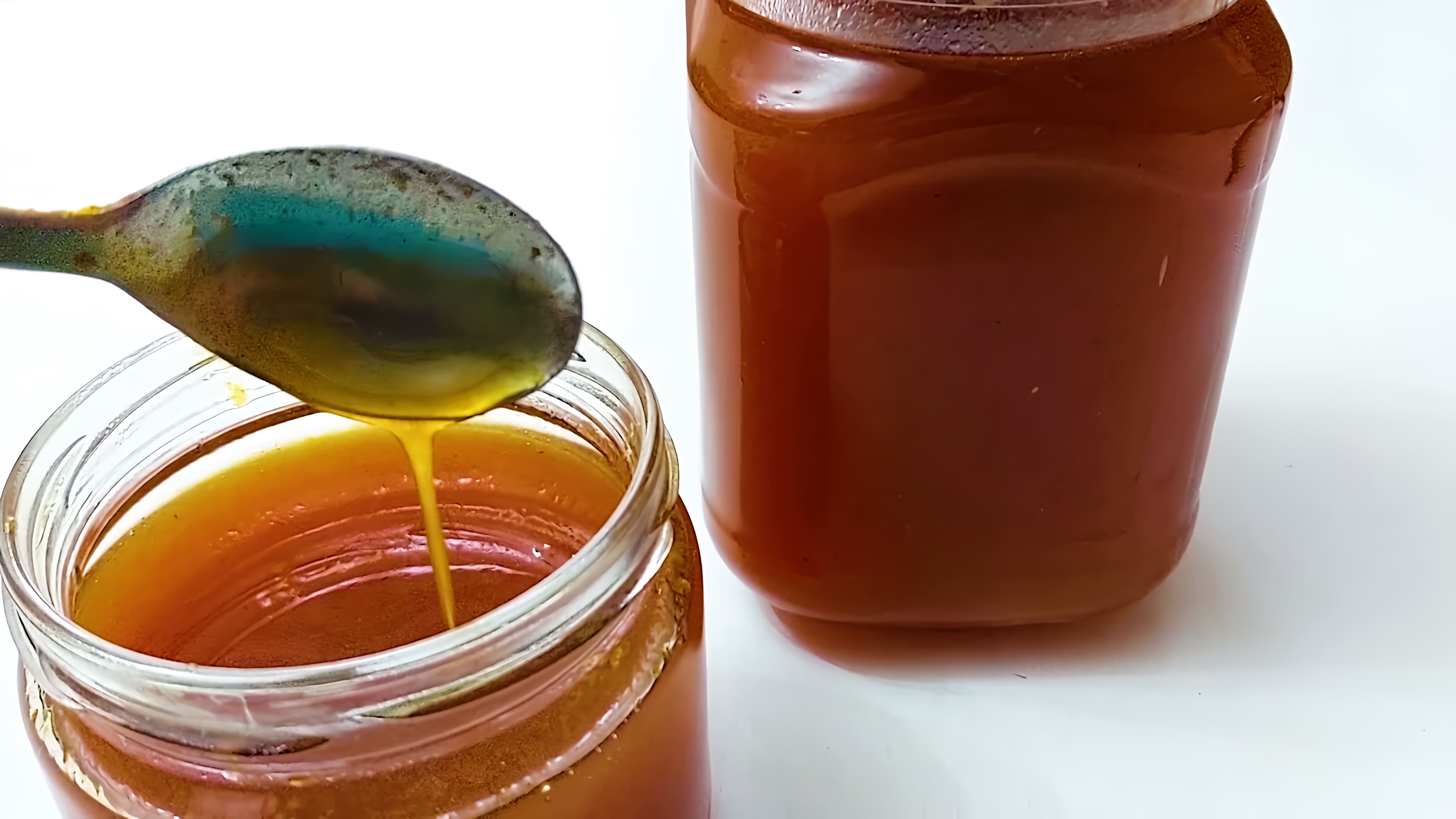 В этом видео демонстрируется процесс приготовления облепихового "мёда" в домашних условиях