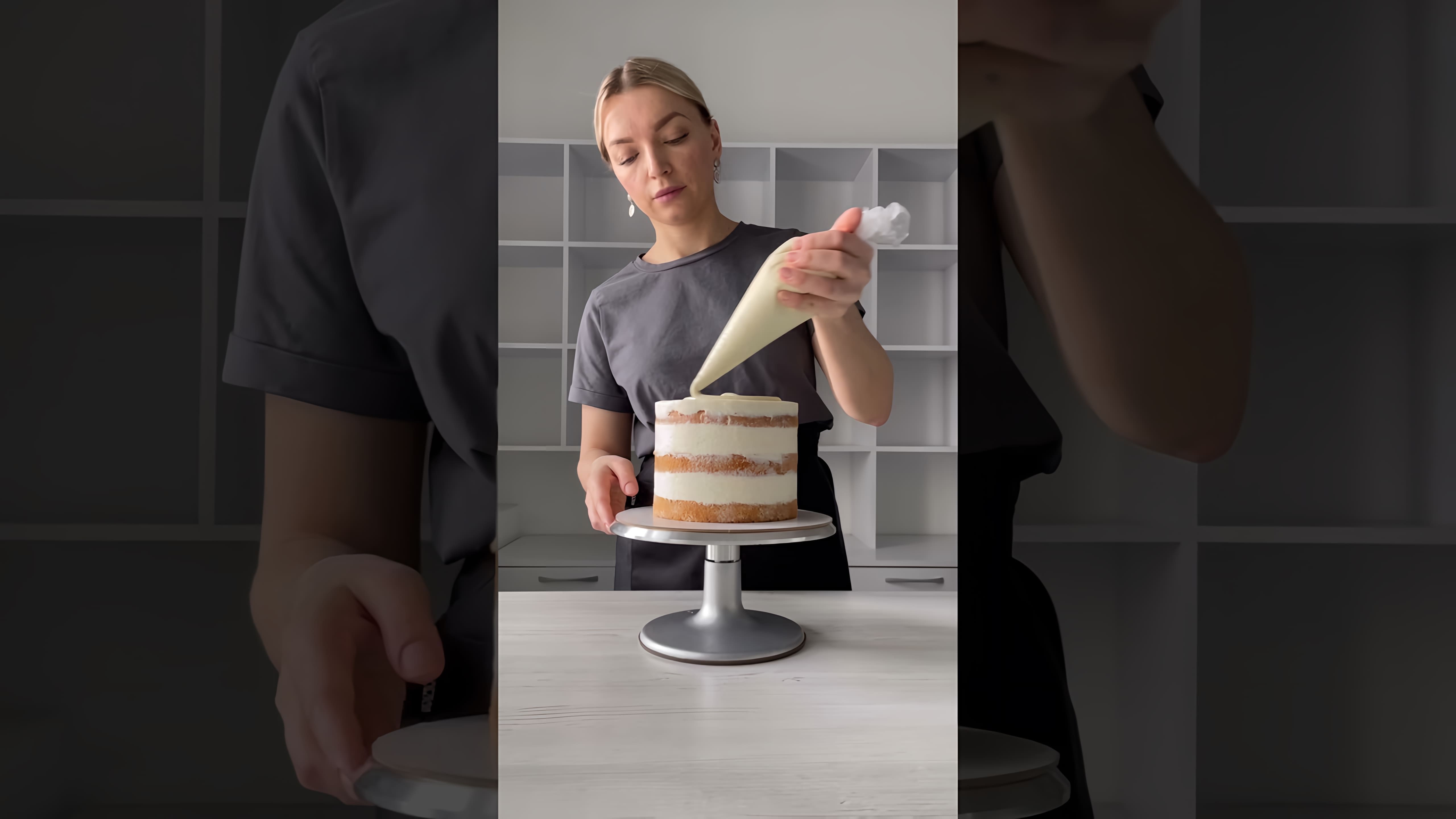 В этом видео демонстрируется процесс создания детского торта, который не выглядит слишком ярким и кричащим