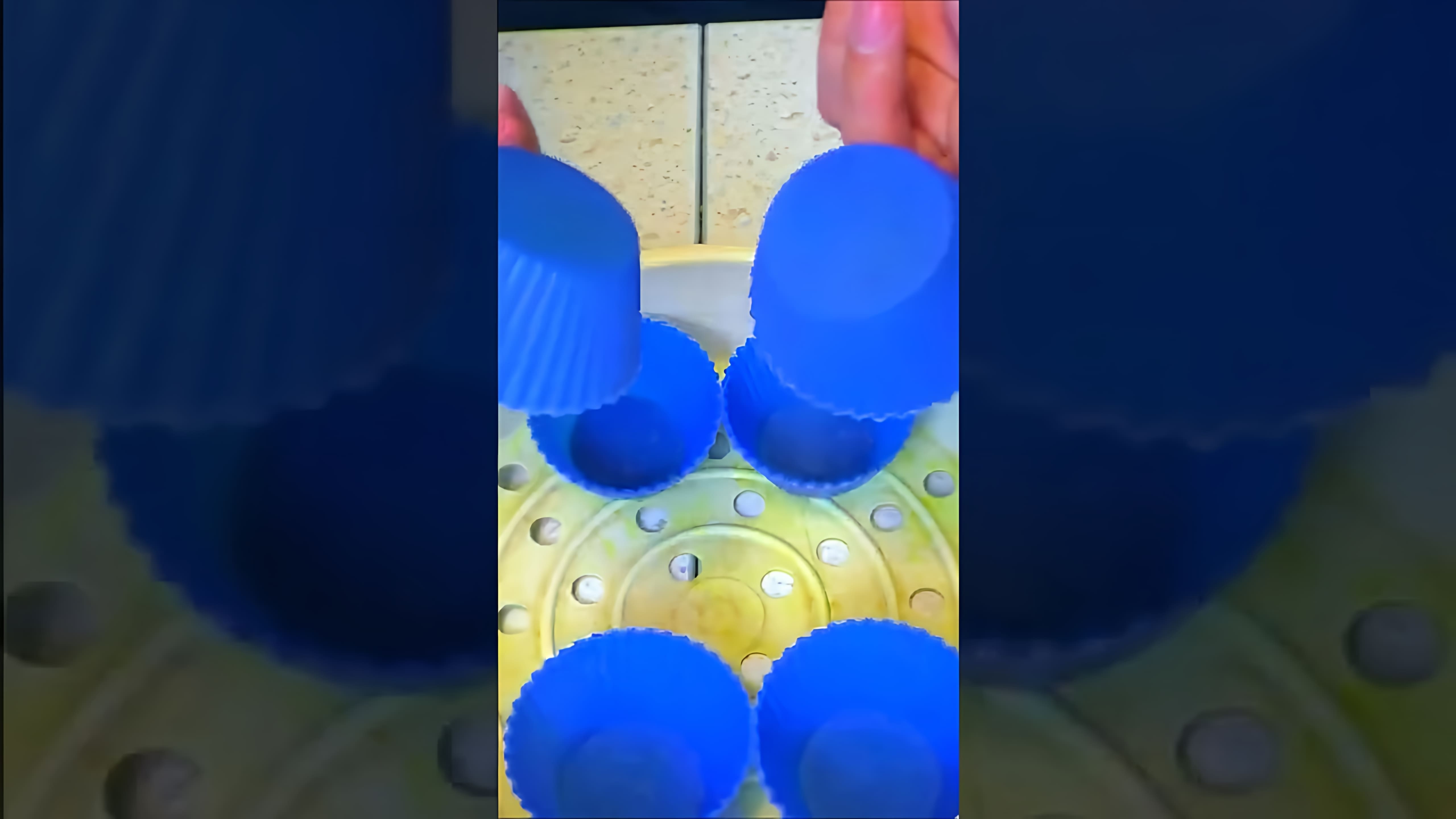 В этом видео демонстрируется процесс приготовления сырников на пару в мультиварке