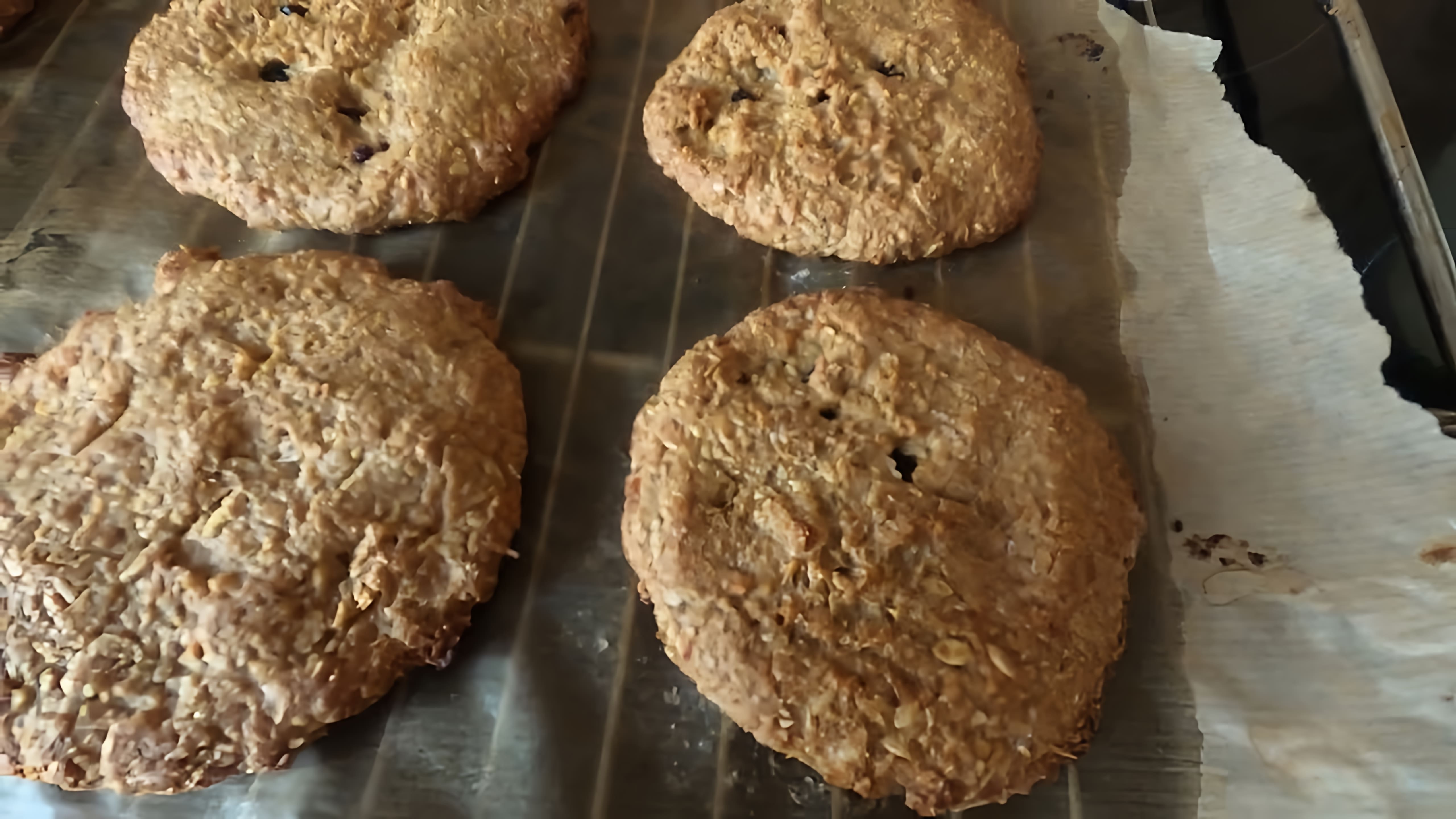 В этом видео демонстрируется рецепт овсяного печенья на основе яблочного пюре