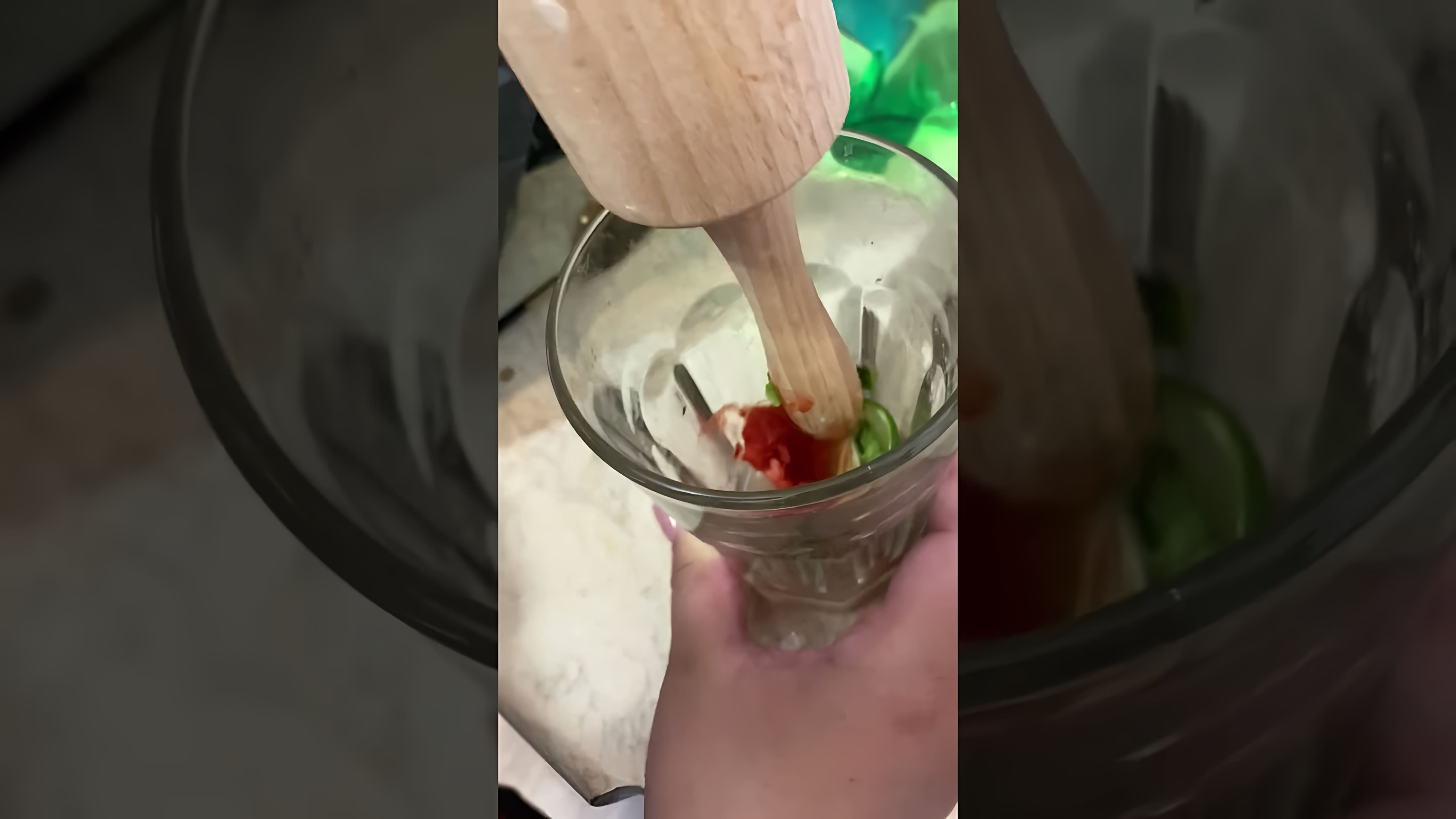 В этом видео демонстрируется рецепт приготовления клубничного мохито