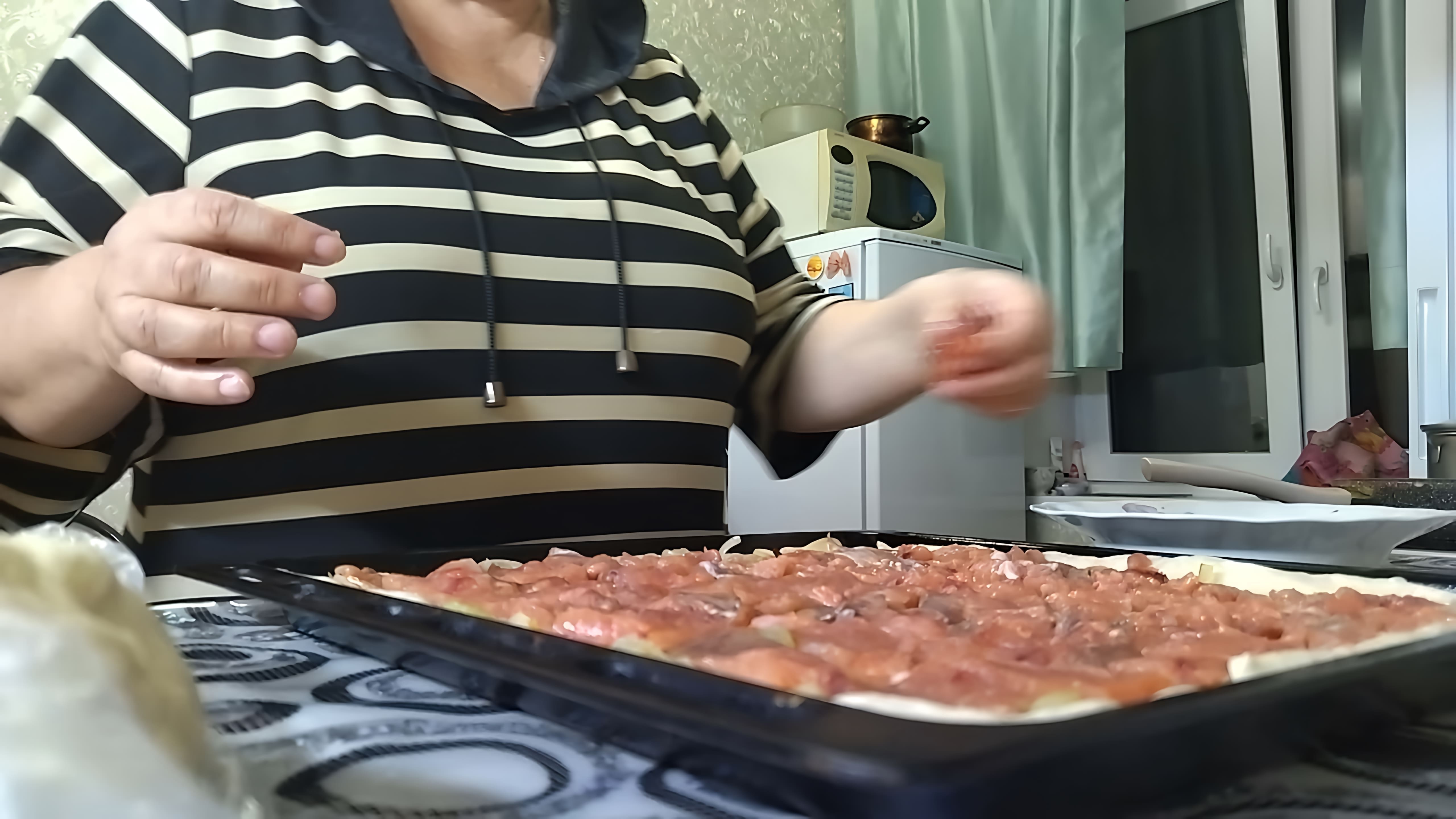 В этом видео демонстрируется процесс приготовления рыбного пирога из горбуши