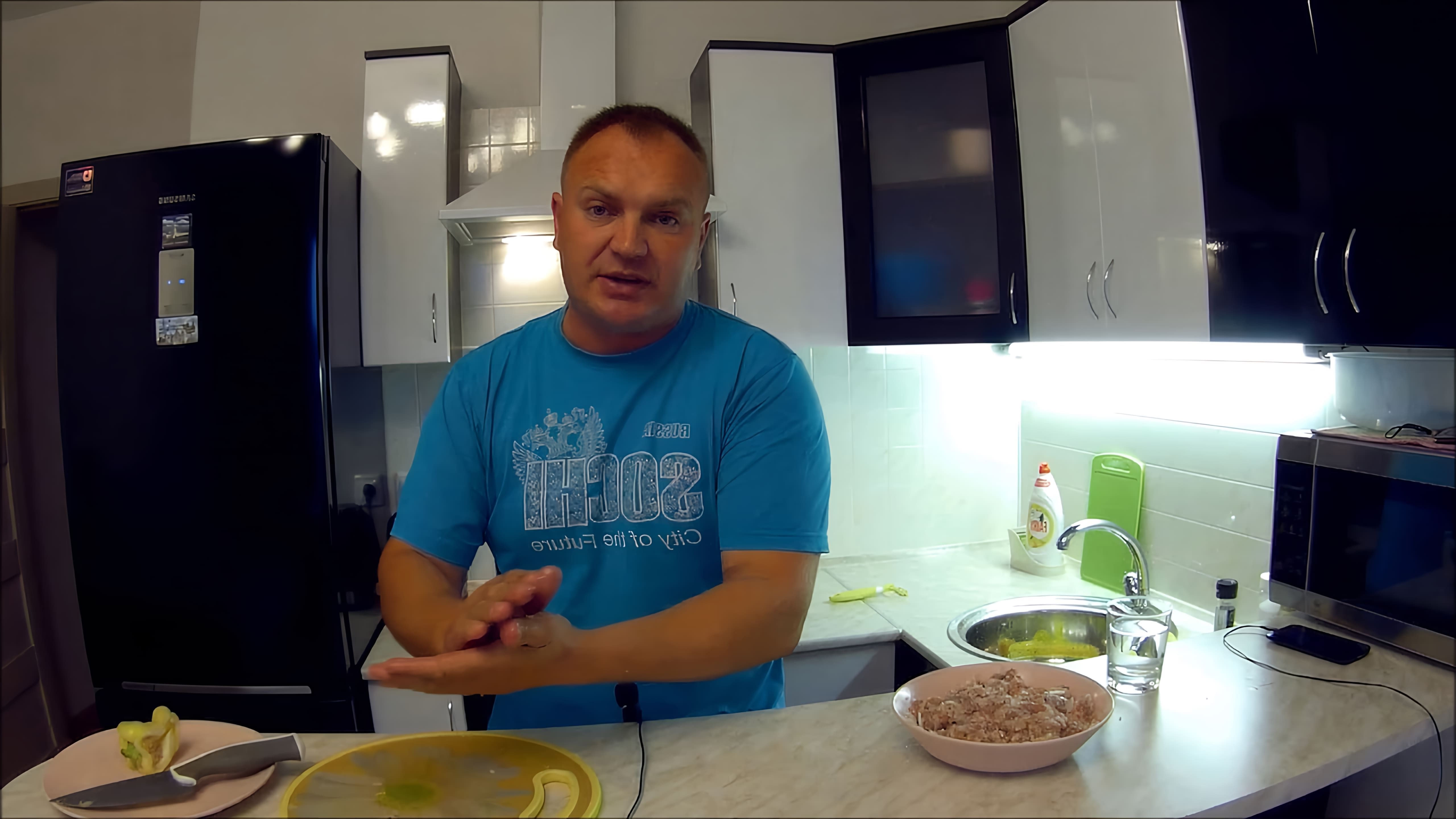 В этом видео автор готовит вермишелевый суп с колобками и звездочками