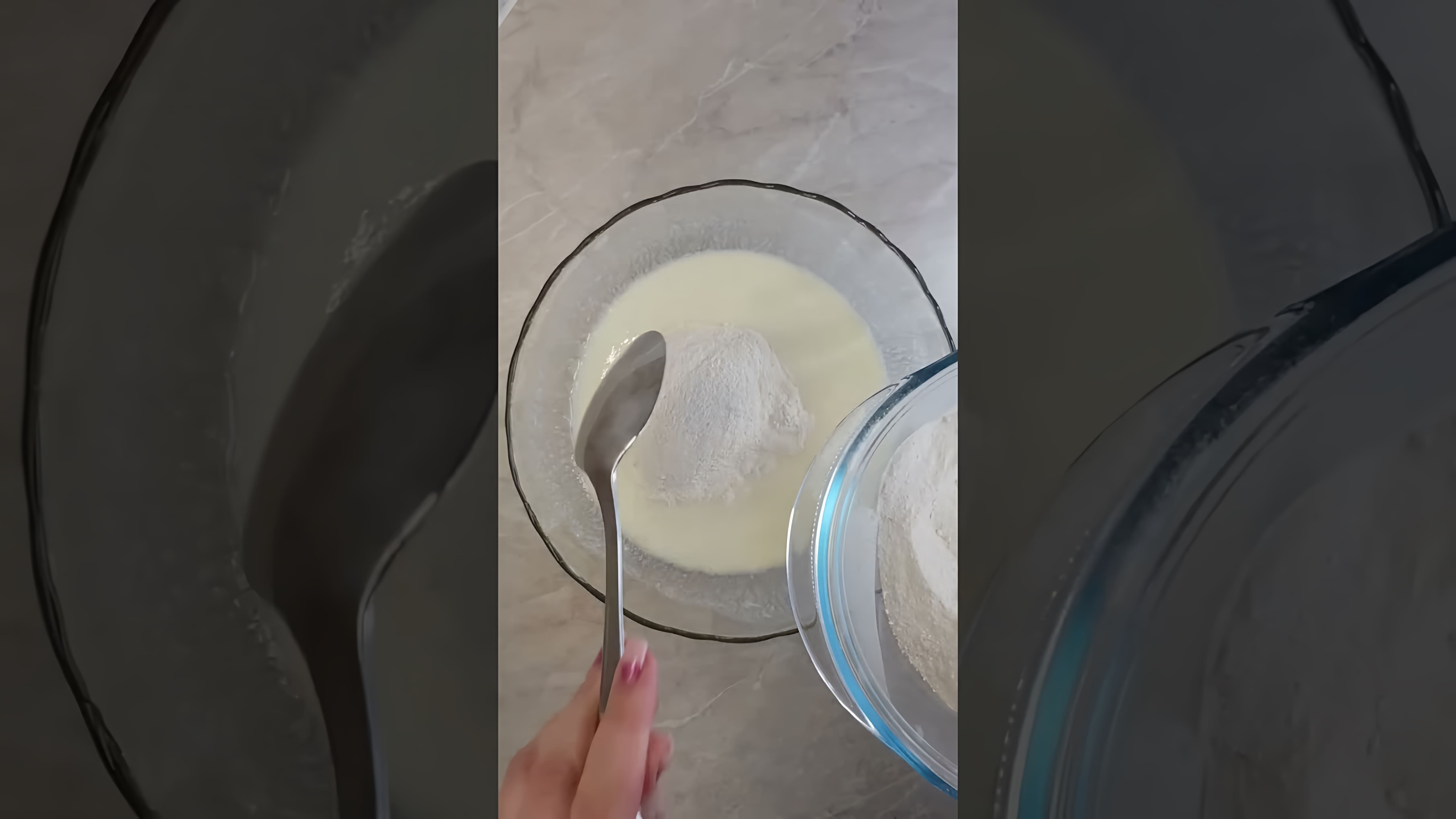 В этом видео демонстрируется простой рецепт приготовления блинчиков на кефире