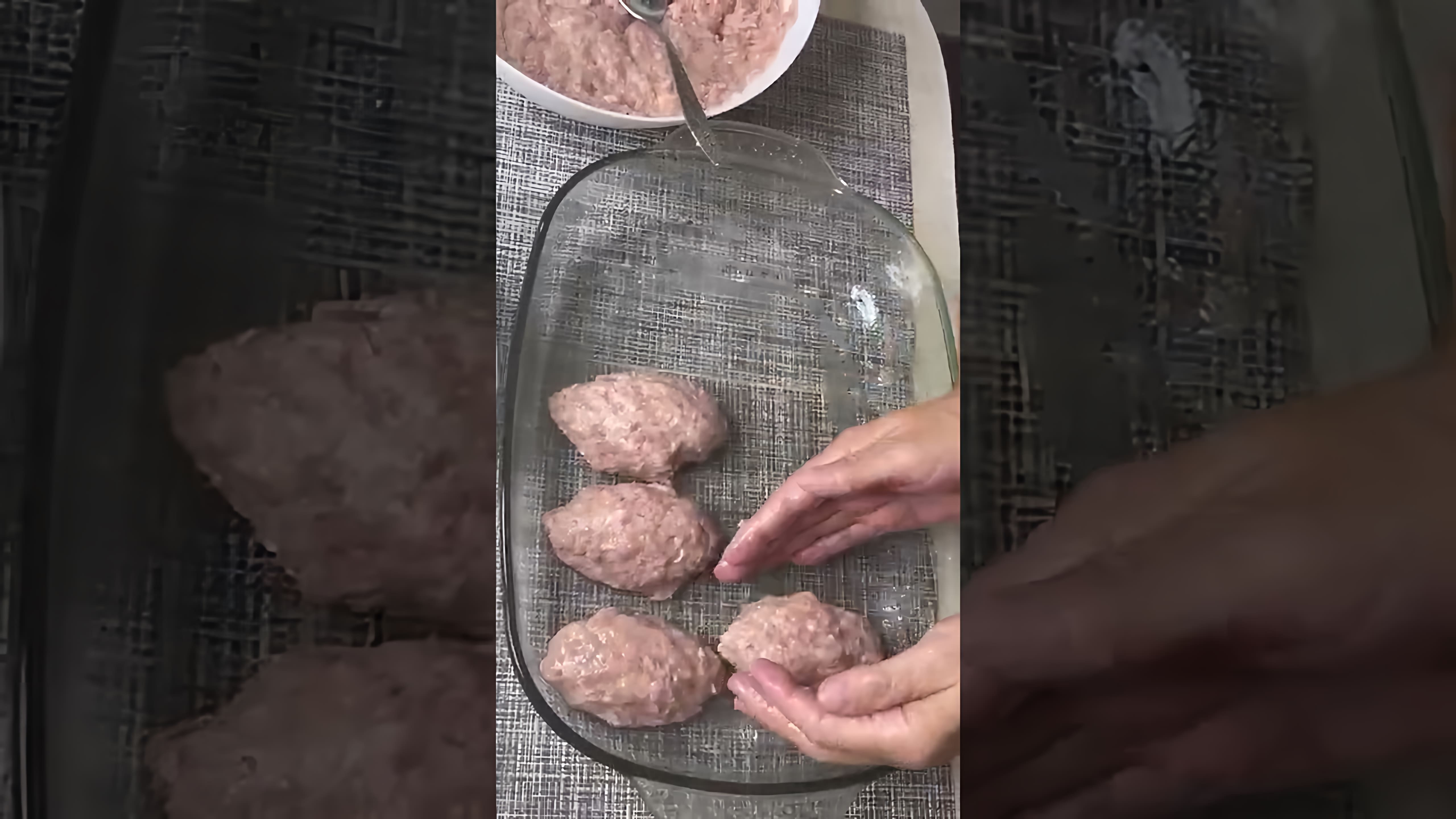 В этом видео демонстрируется процесс приготовления котлет, как в столовой родом из СССР