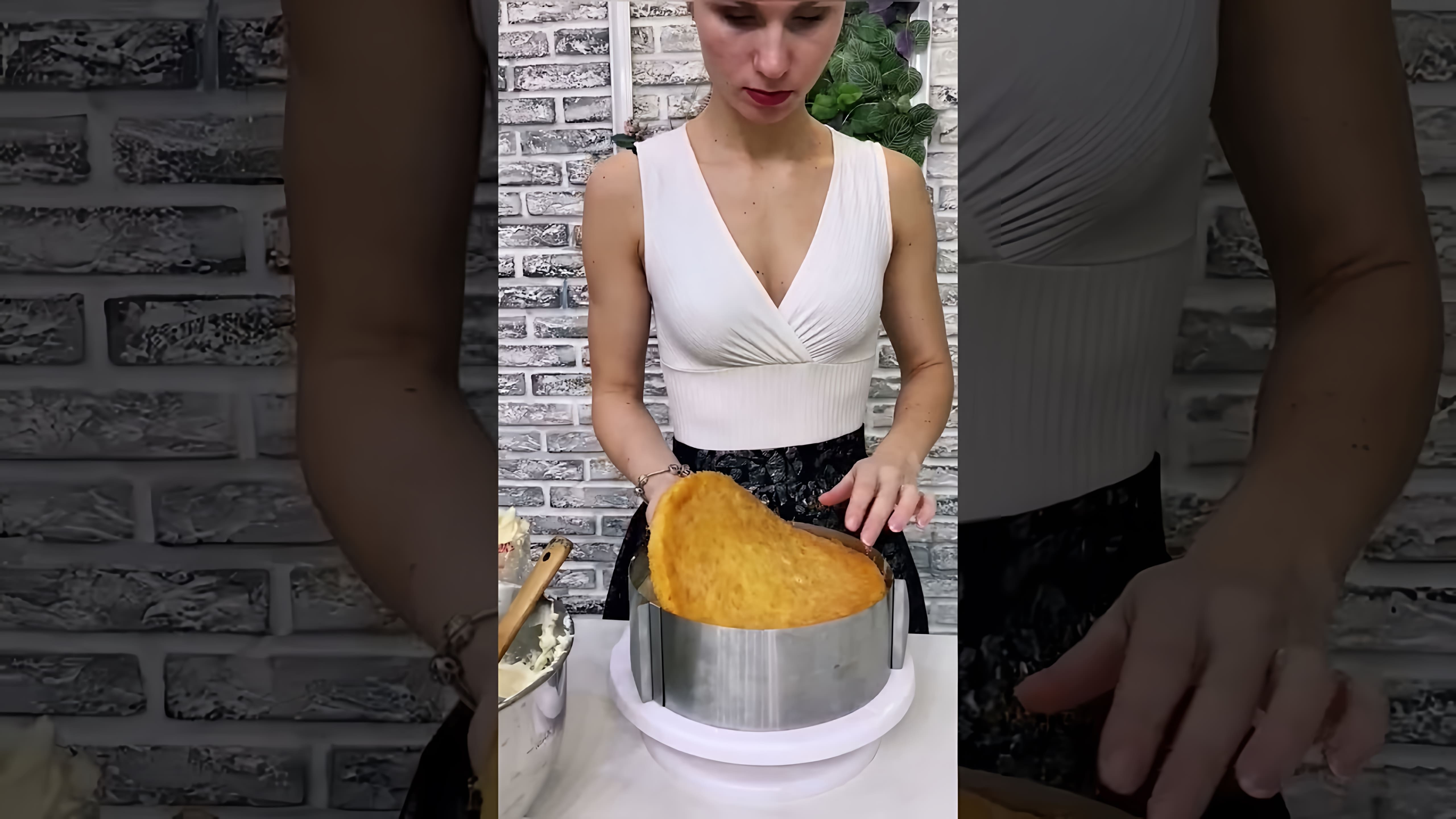 В этом видео рассматривается вопрос о необходимости пропитывания бисквитов перед использованием их в торте
