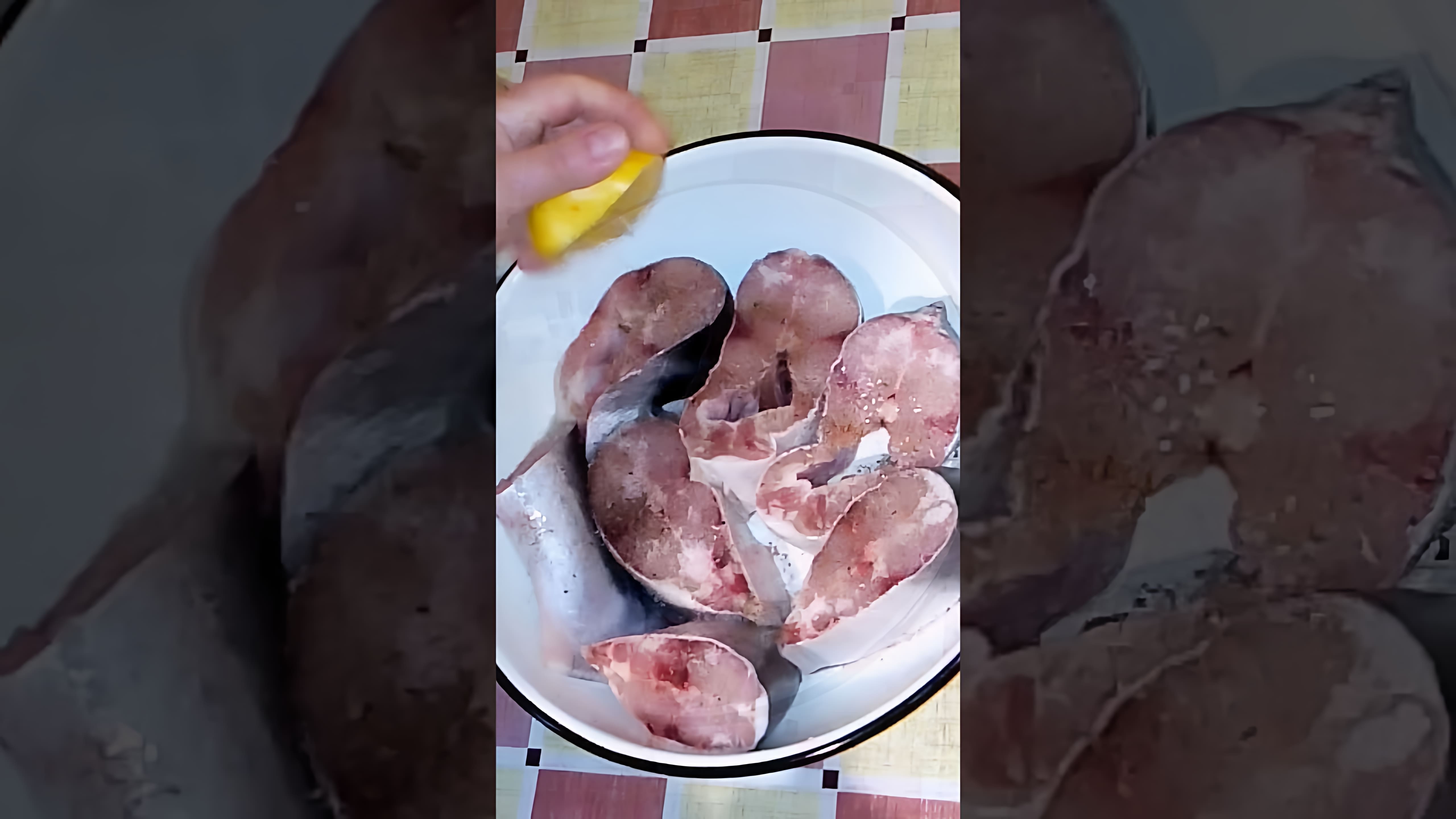 В этом видео демонстрируется, как приготовить очень вкусную рыбу масляную