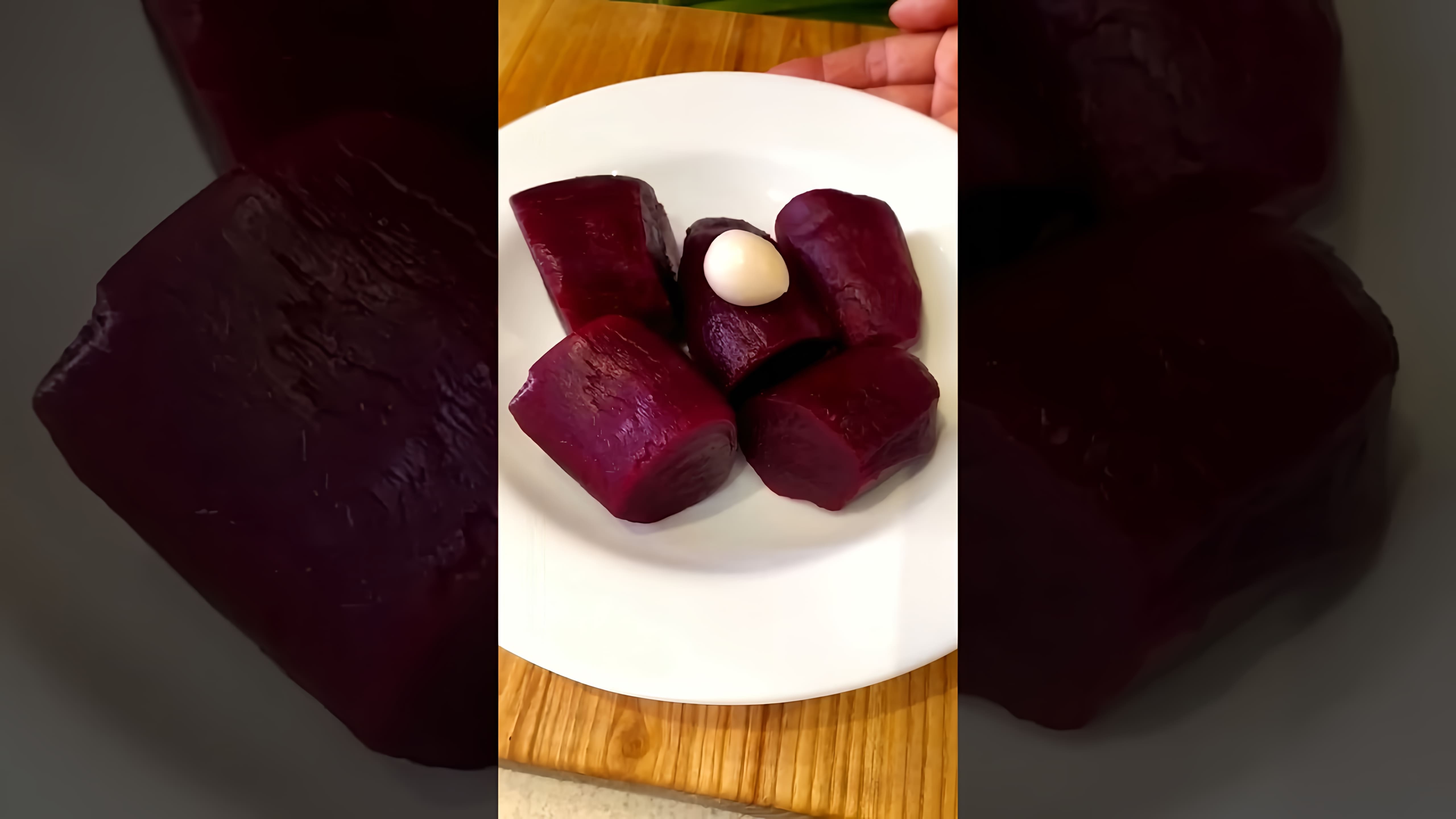 В этом видео демонстрируется рецепт салата "Селедка под шубой", но без использования картофеля