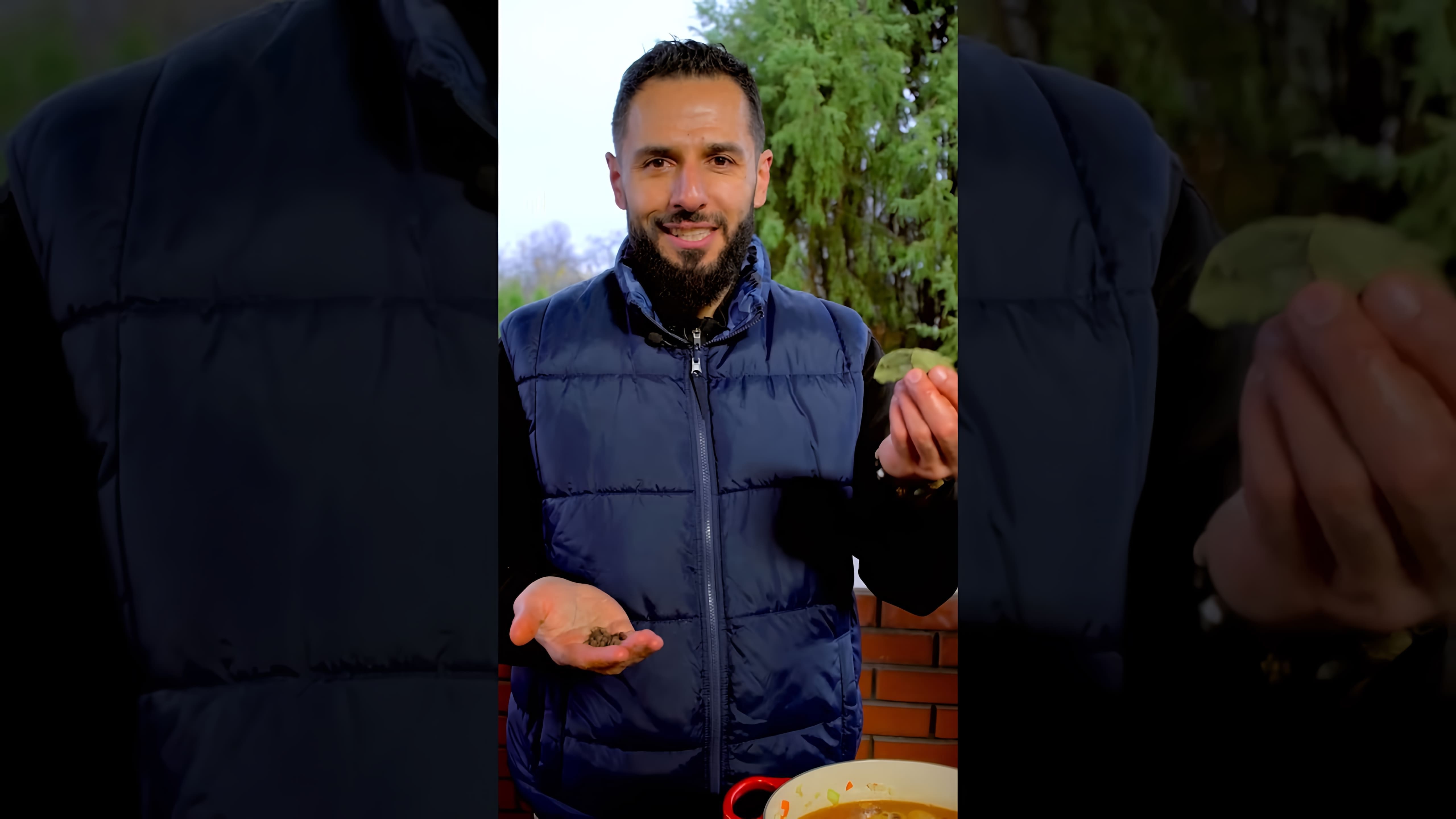 В этом видео демонстрируется процесс приготовления горохового супа с клёцками