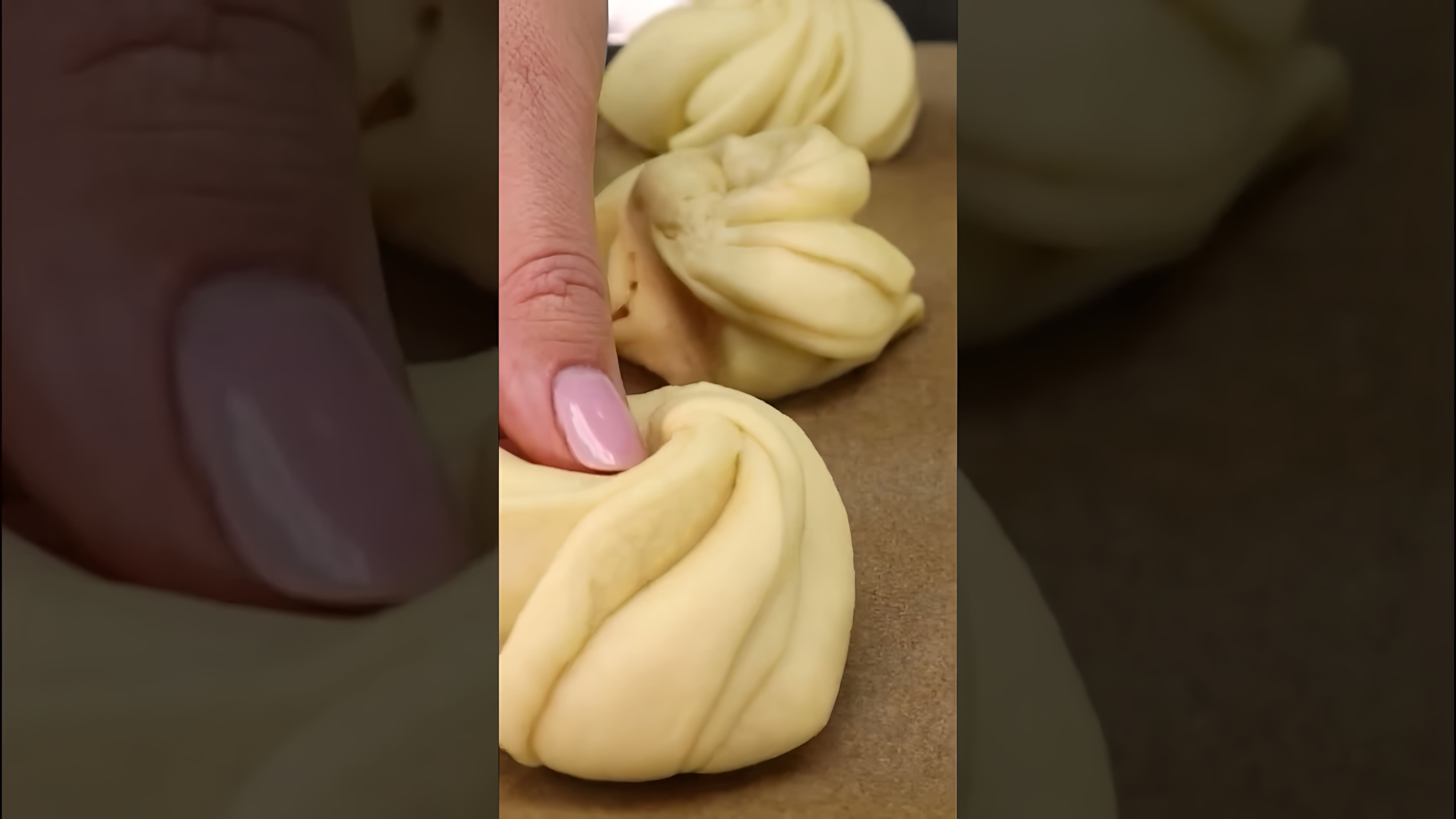 В этом видео демонстрируется процесс приготовления булочек "Цветочки"