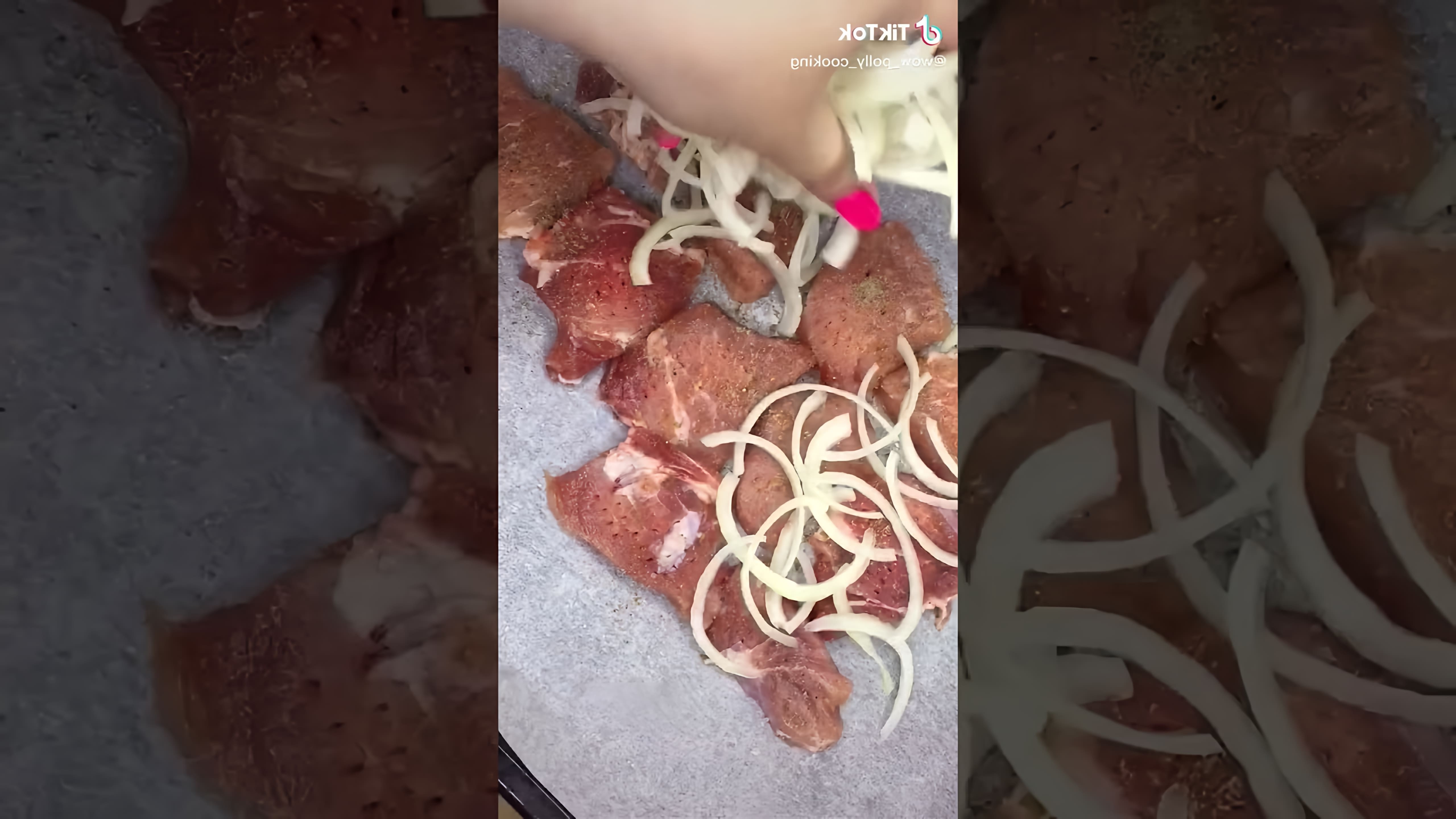 В этом видео-ролике демонстрируется процесс приготовления вкусного и простого блюда - свинины с картошкой в духовке