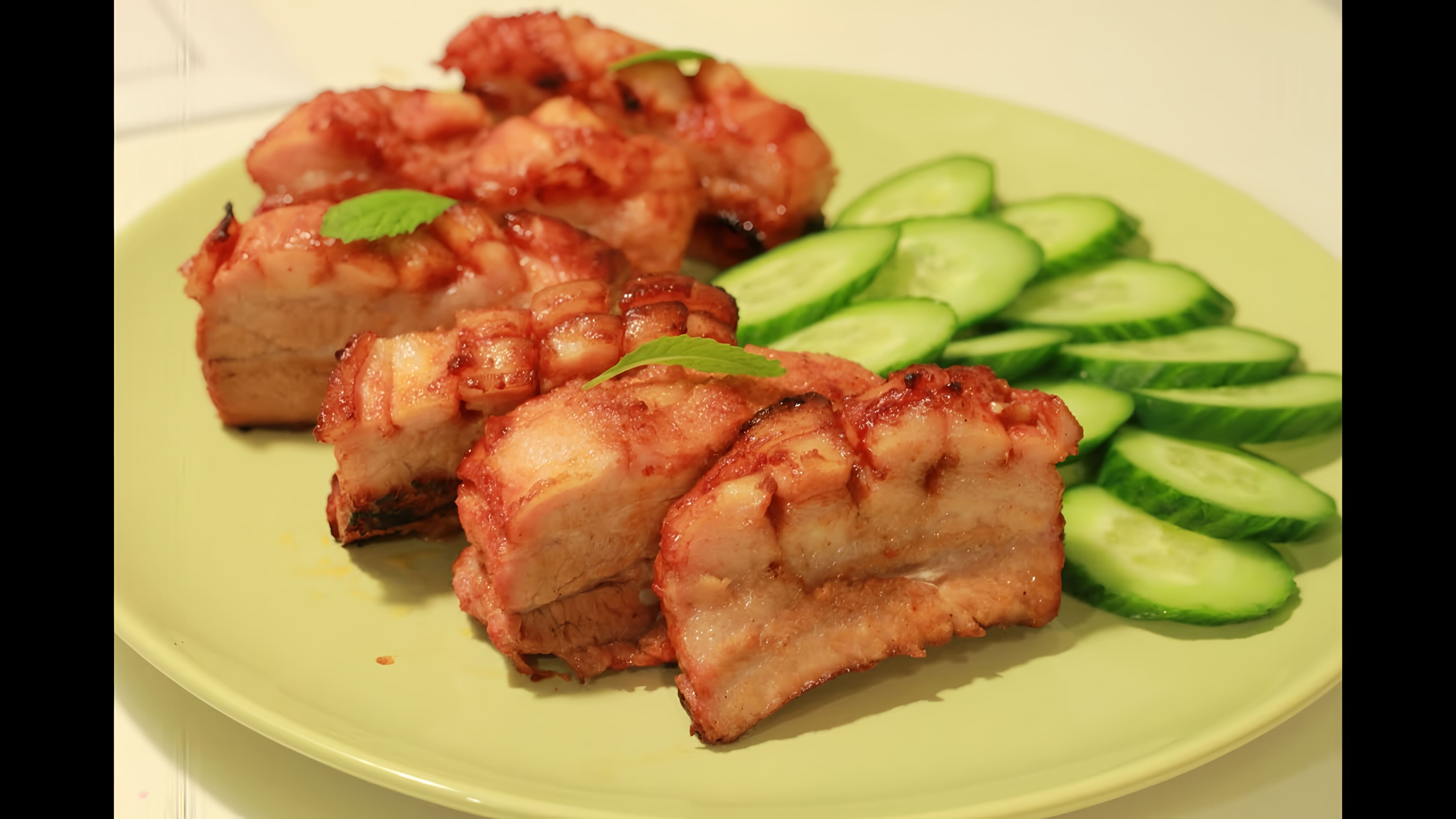 В этом видео демонстрируется рецепт приготовления свиных ребрышек в духовке