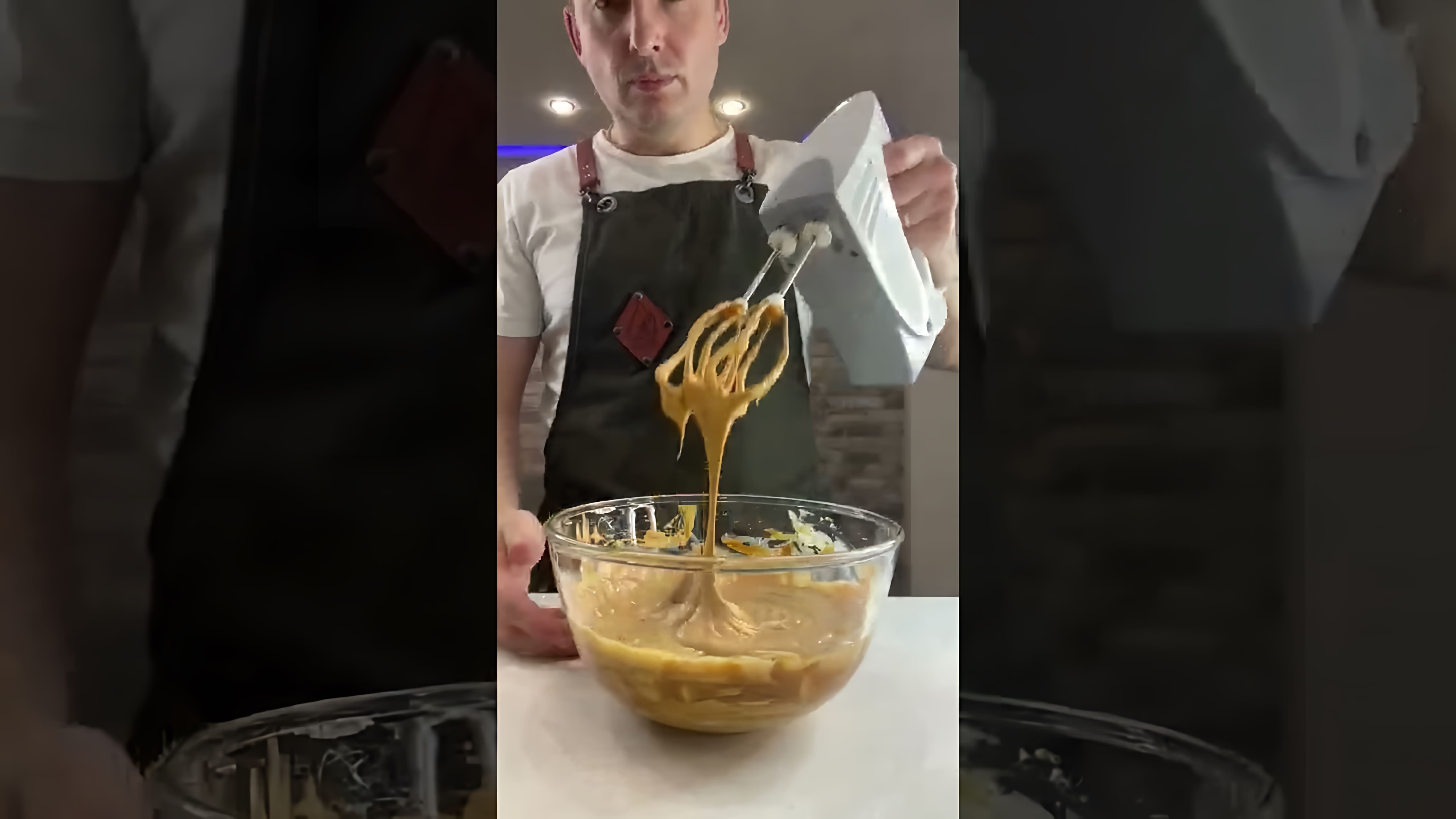 В этом видео демонстрируется рецепт приготовления вафельного торта с вареной сгущенкой