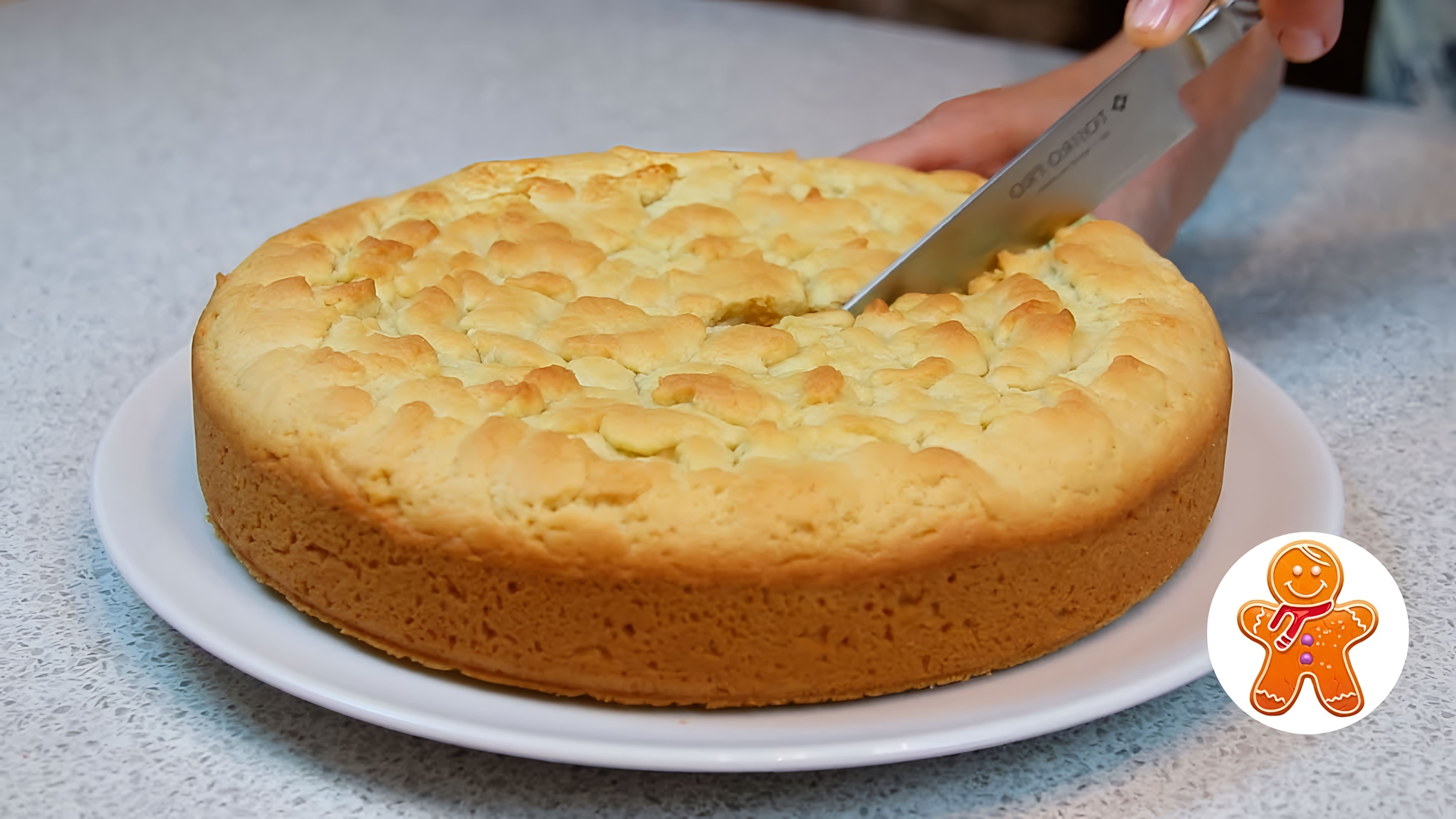 В этом видео демонстрируется процесс приготовления домашнего пирога с красной смородиной
