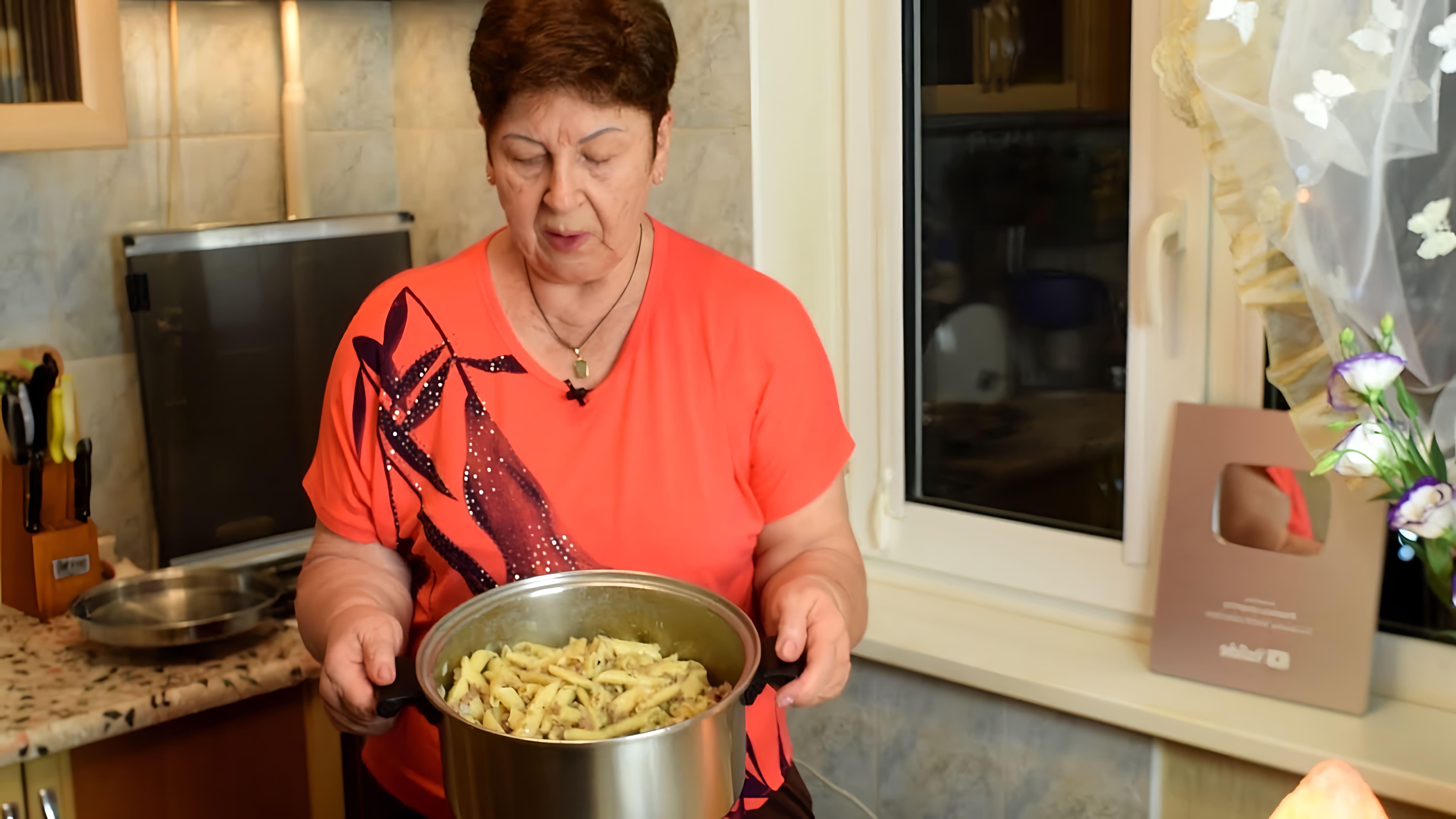 В этом видео демонстрируется рецепт приготовления макарон по-флотски