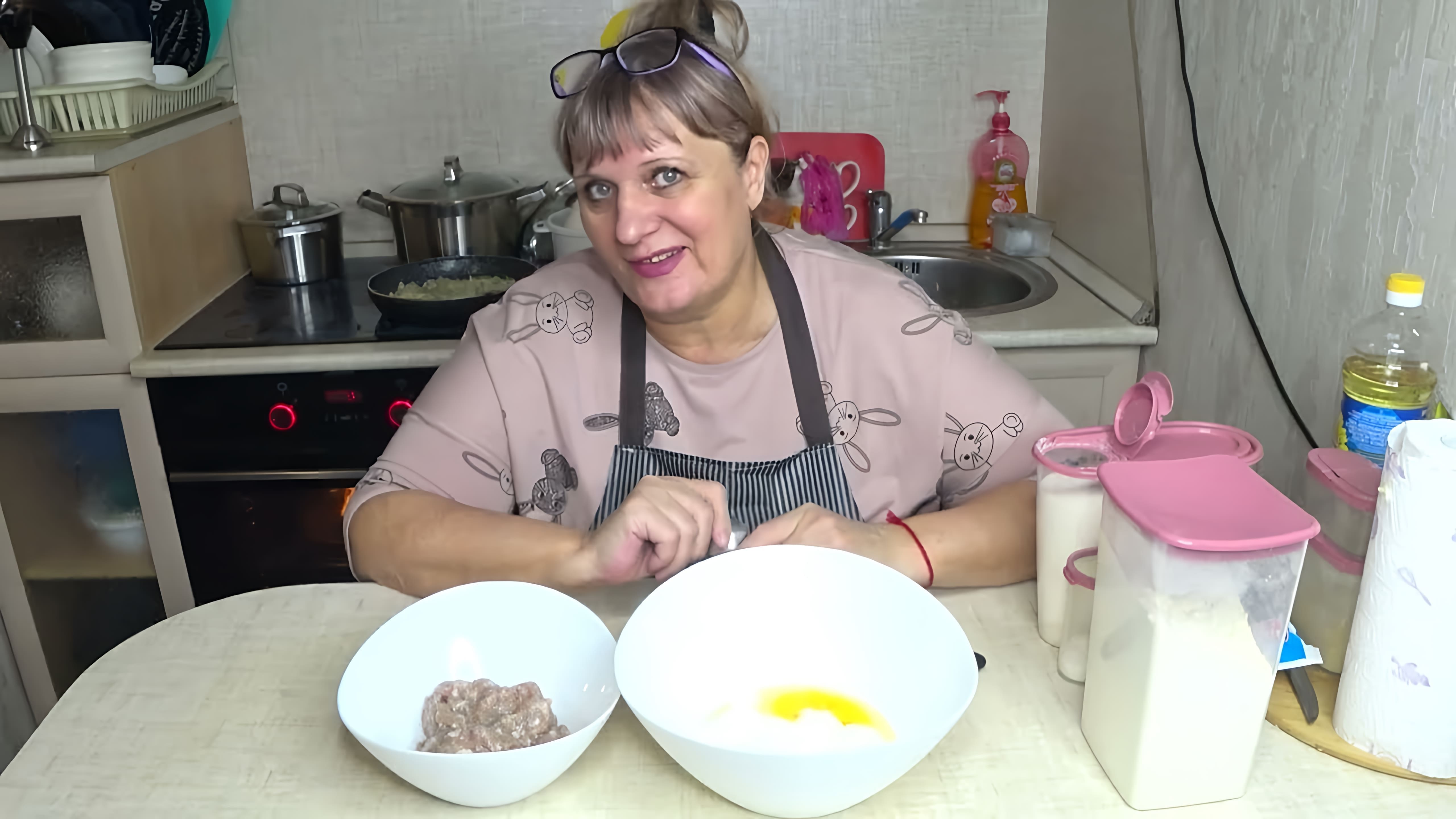 В этом видео Валентина показывает, как приготовить тесто без дрожжей на сметане