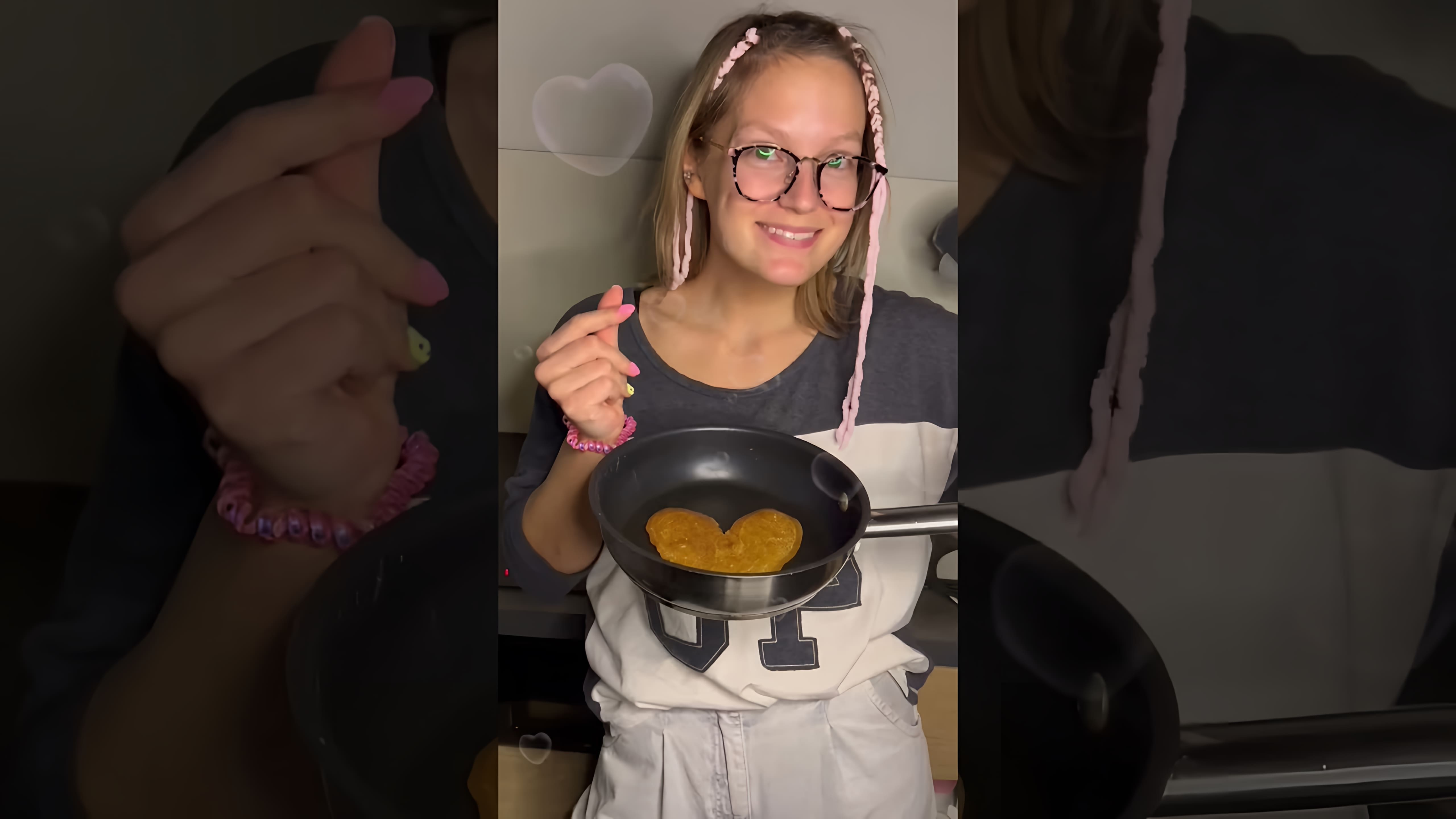 В этом видео демонстрируется простой и быстрый способ приготовления идеальных блинов на Масленицу без использования миксера и других кухонных приблуд
