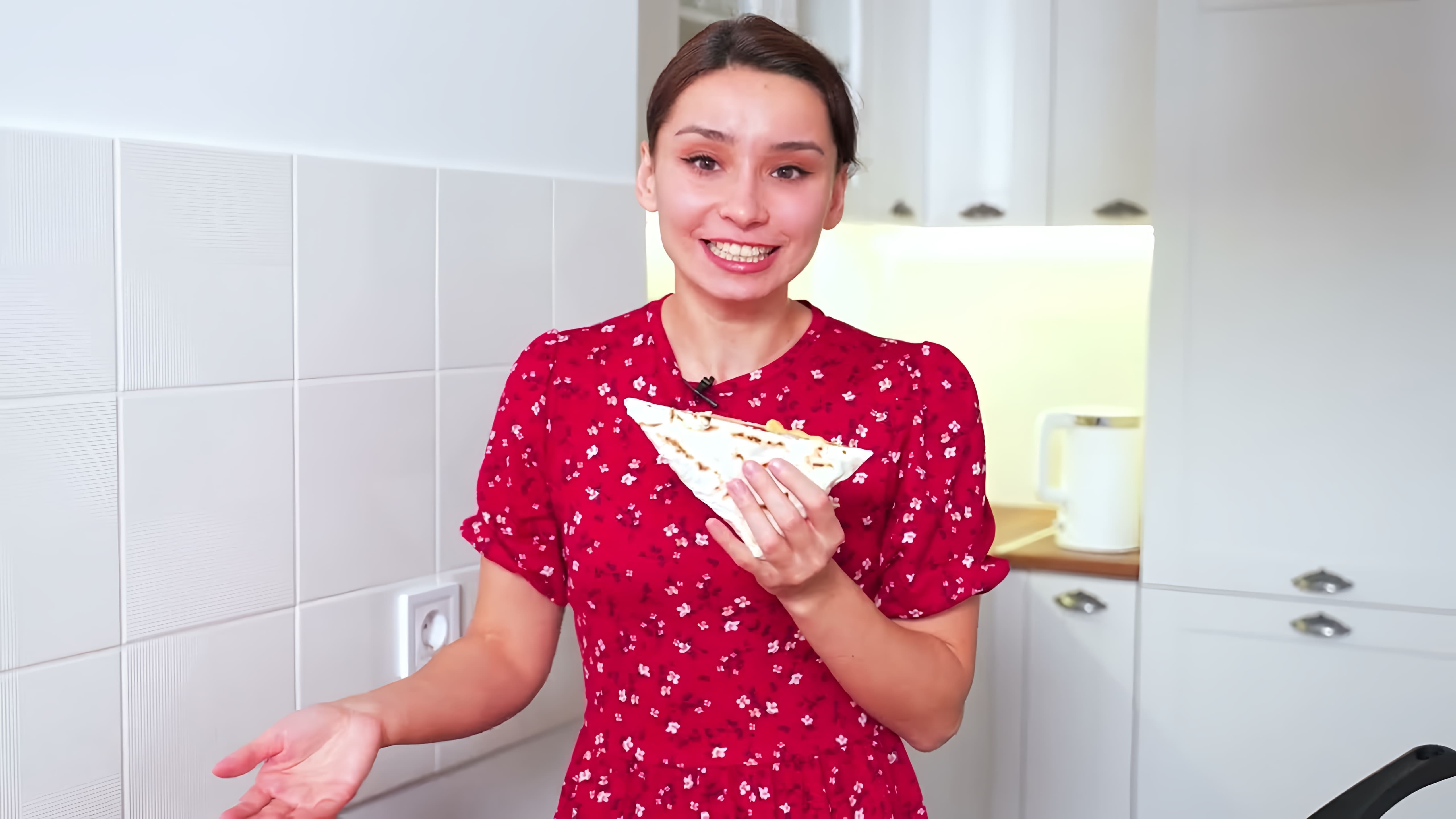 В этом видео демонстрируется простой и быстрый рецепт завтрака из лаваша или тортильи