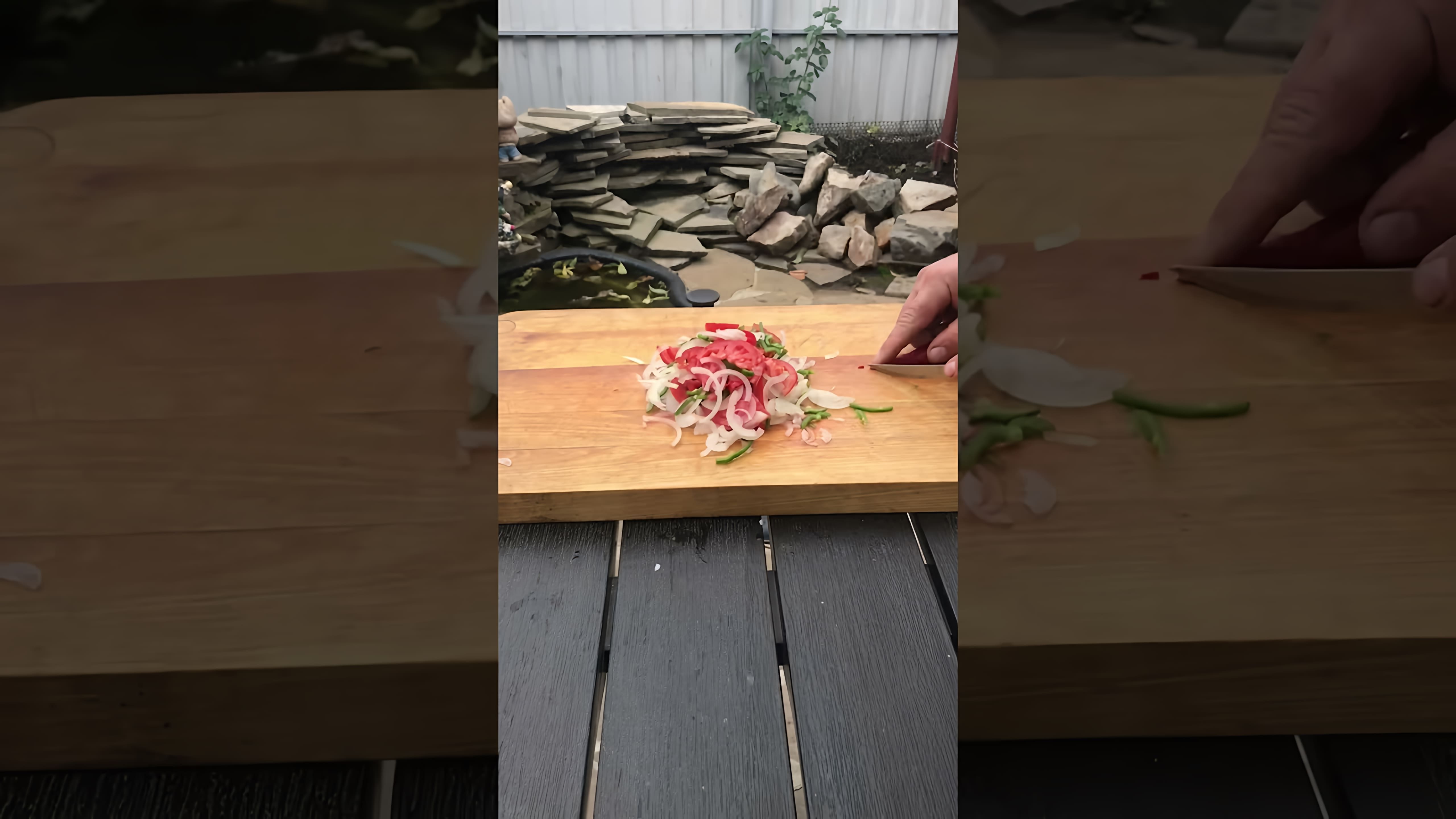 В этом видео демонстрируется быстрый и простой способ приготовления салата "Ачичук", который подается вместе с пловом