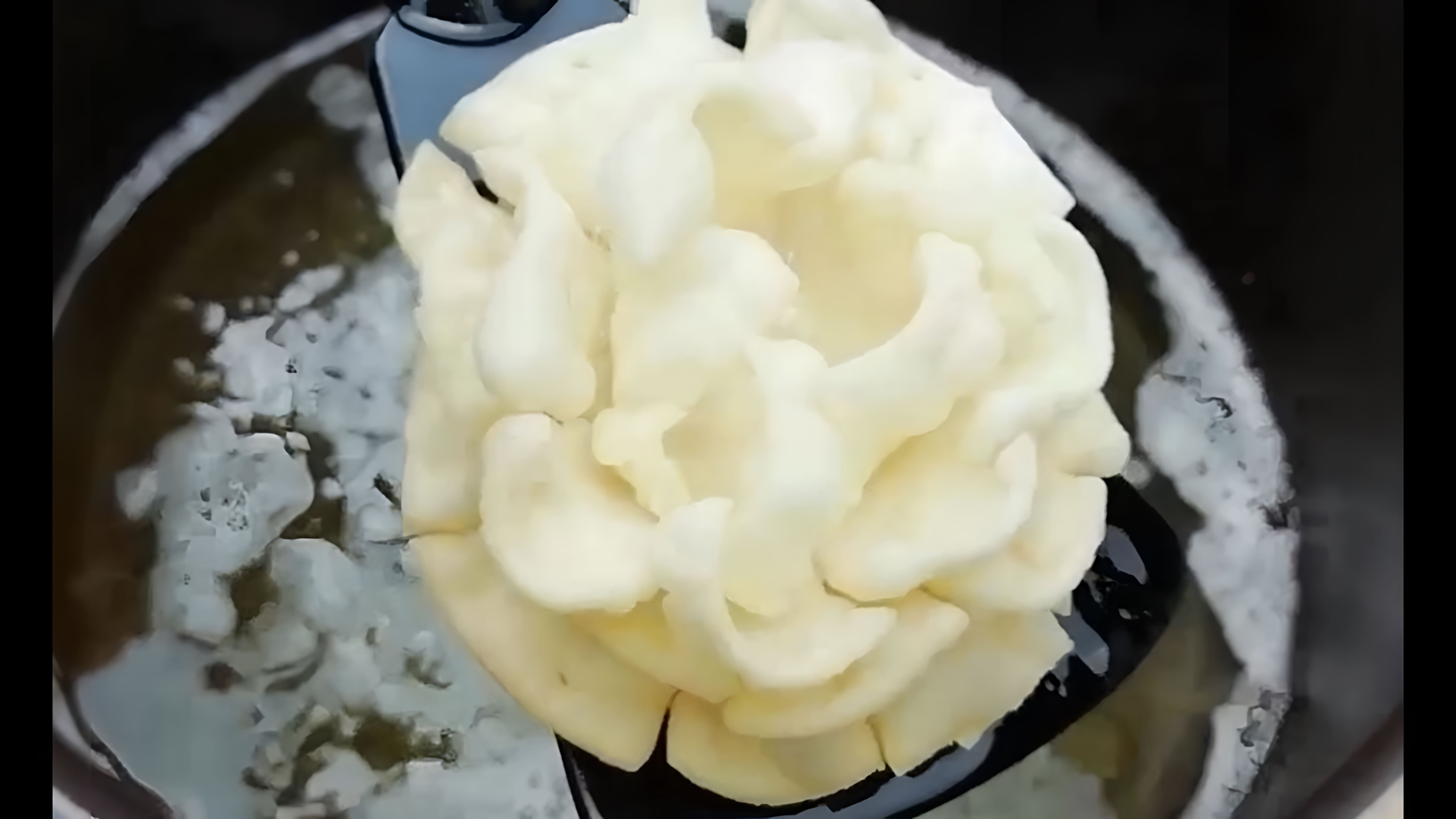 В этом видео демонстрируется рецепт приготовления хрустящего хвороста, который называется "Розочки в масле"