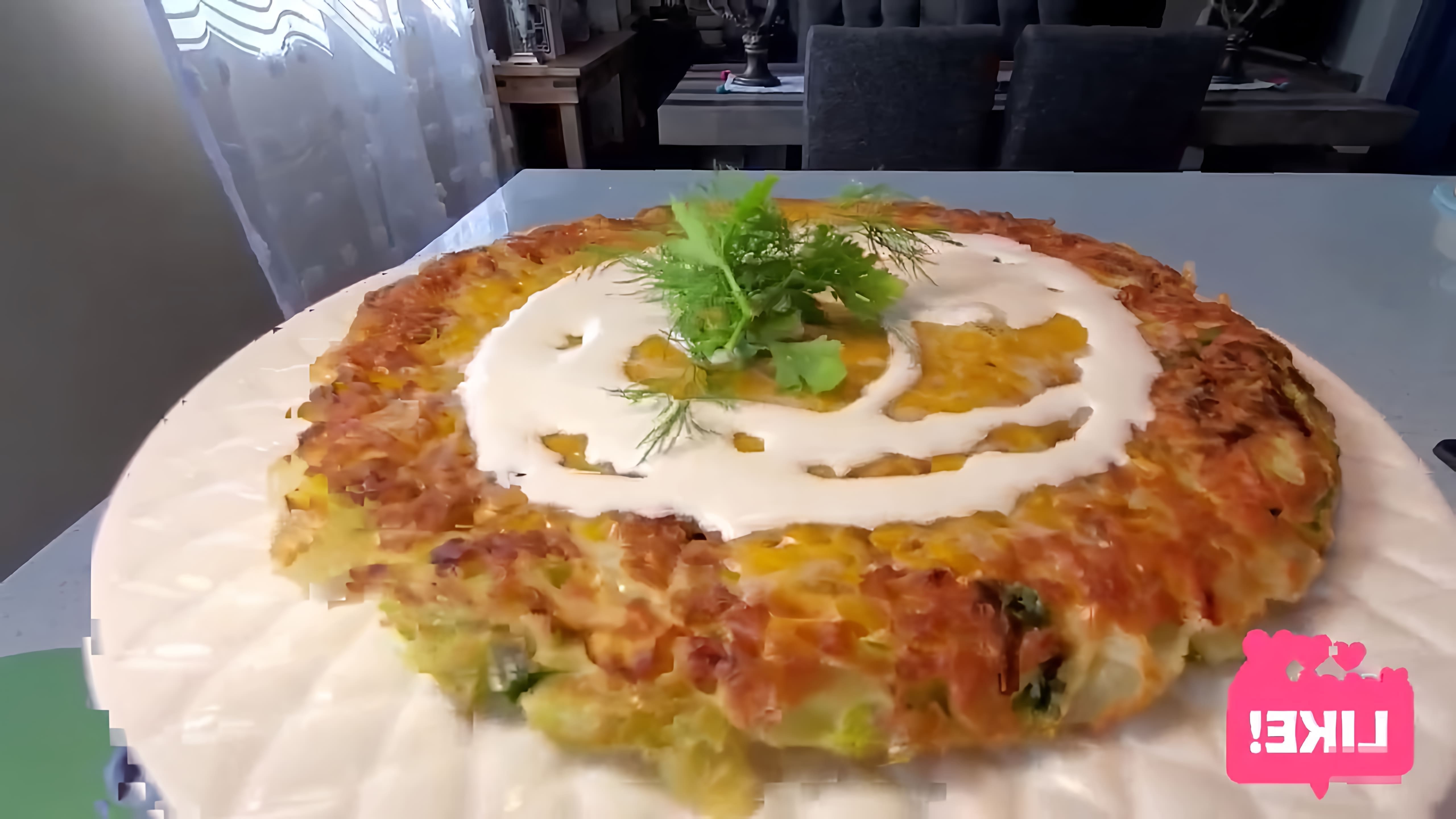 В этом видео демонстрируется процесс приготовления капустного пирога на сковороде
