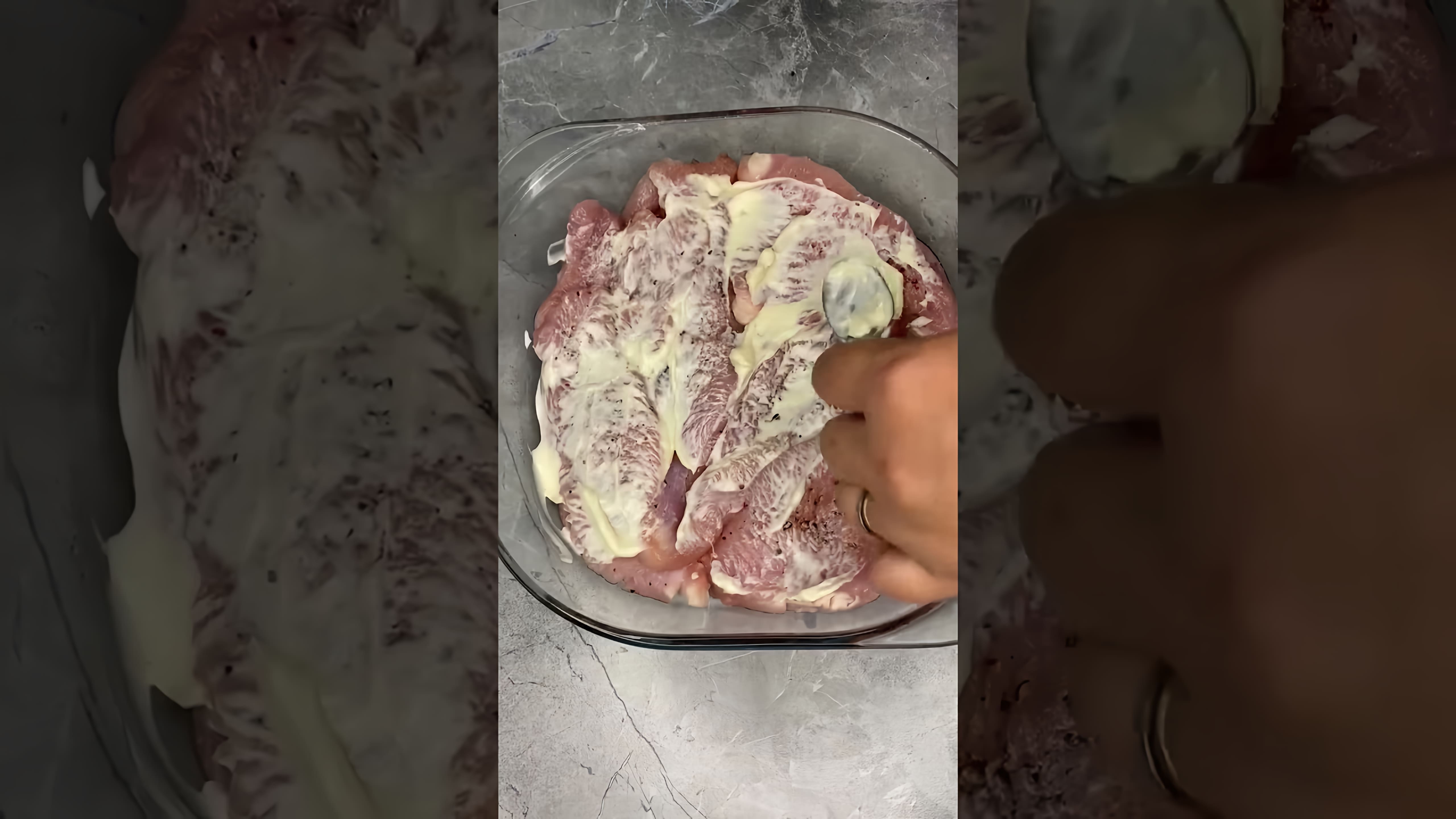 В этом видео демонстрируется процесс приготовления индейки в духовке