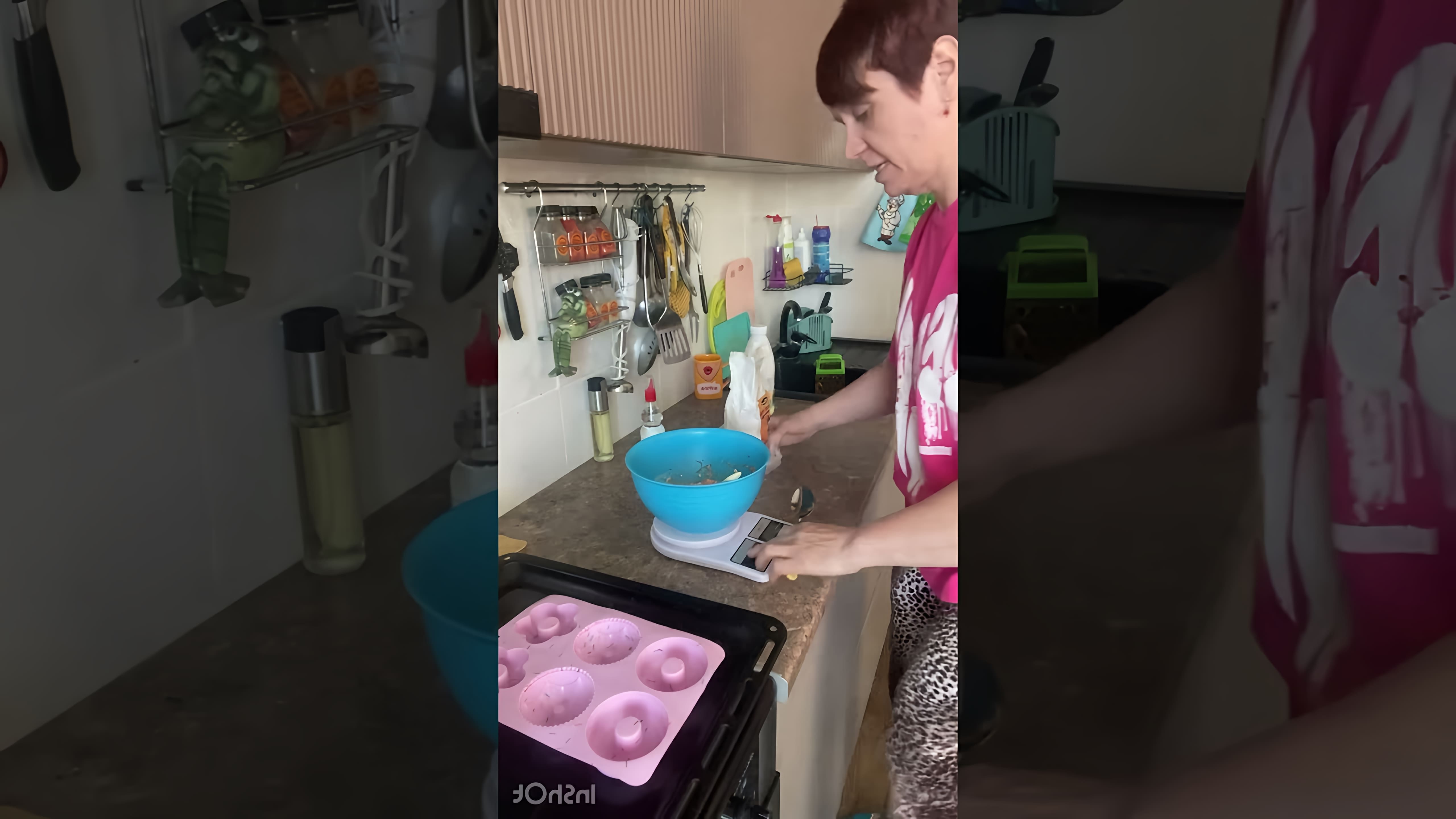 В этом видео девушка показывает, как приготовить творожно-морковные кексы