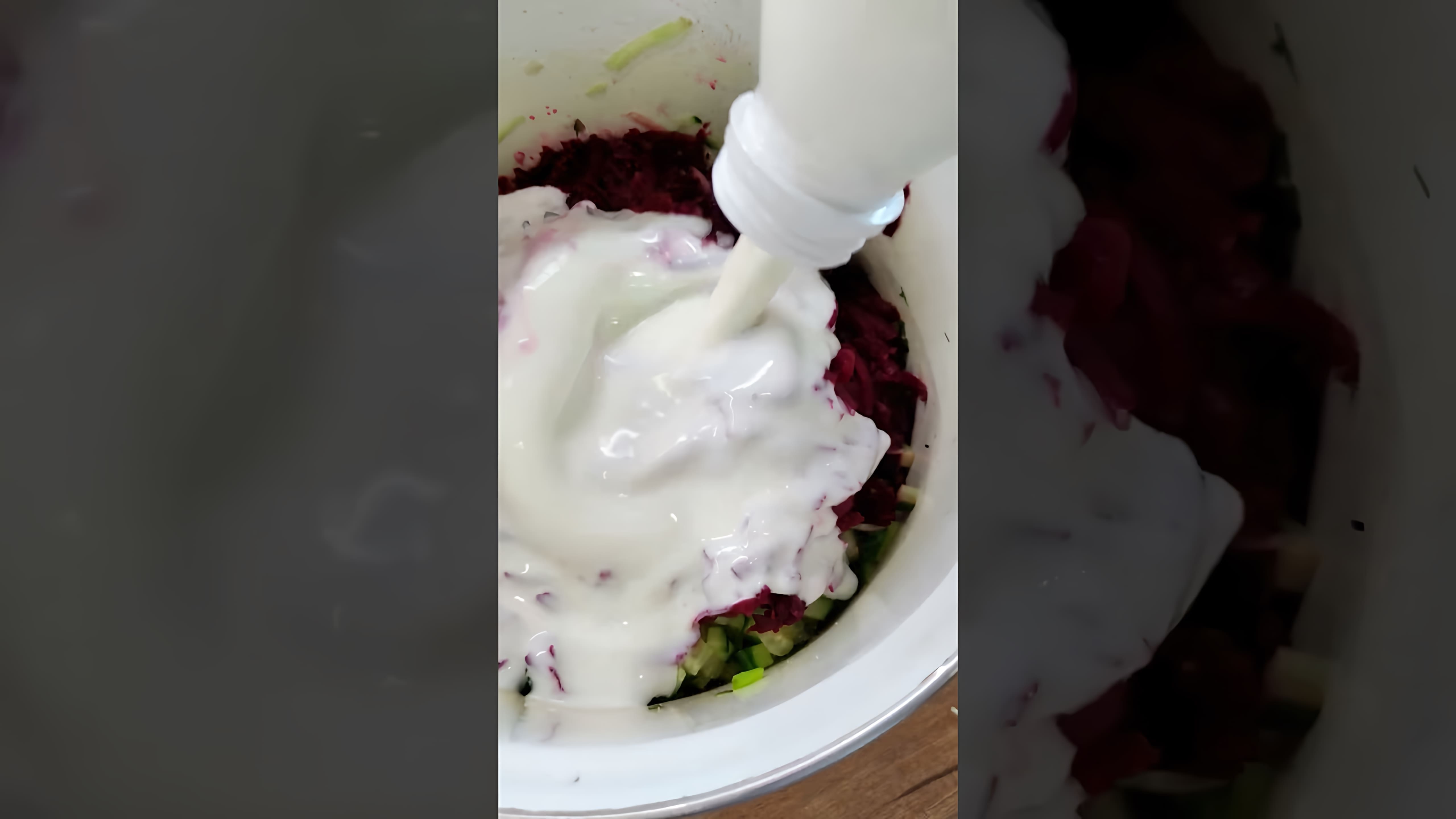 В этом видео демонстрируется процесс приготовления двух блюд - холодника и свекольника
