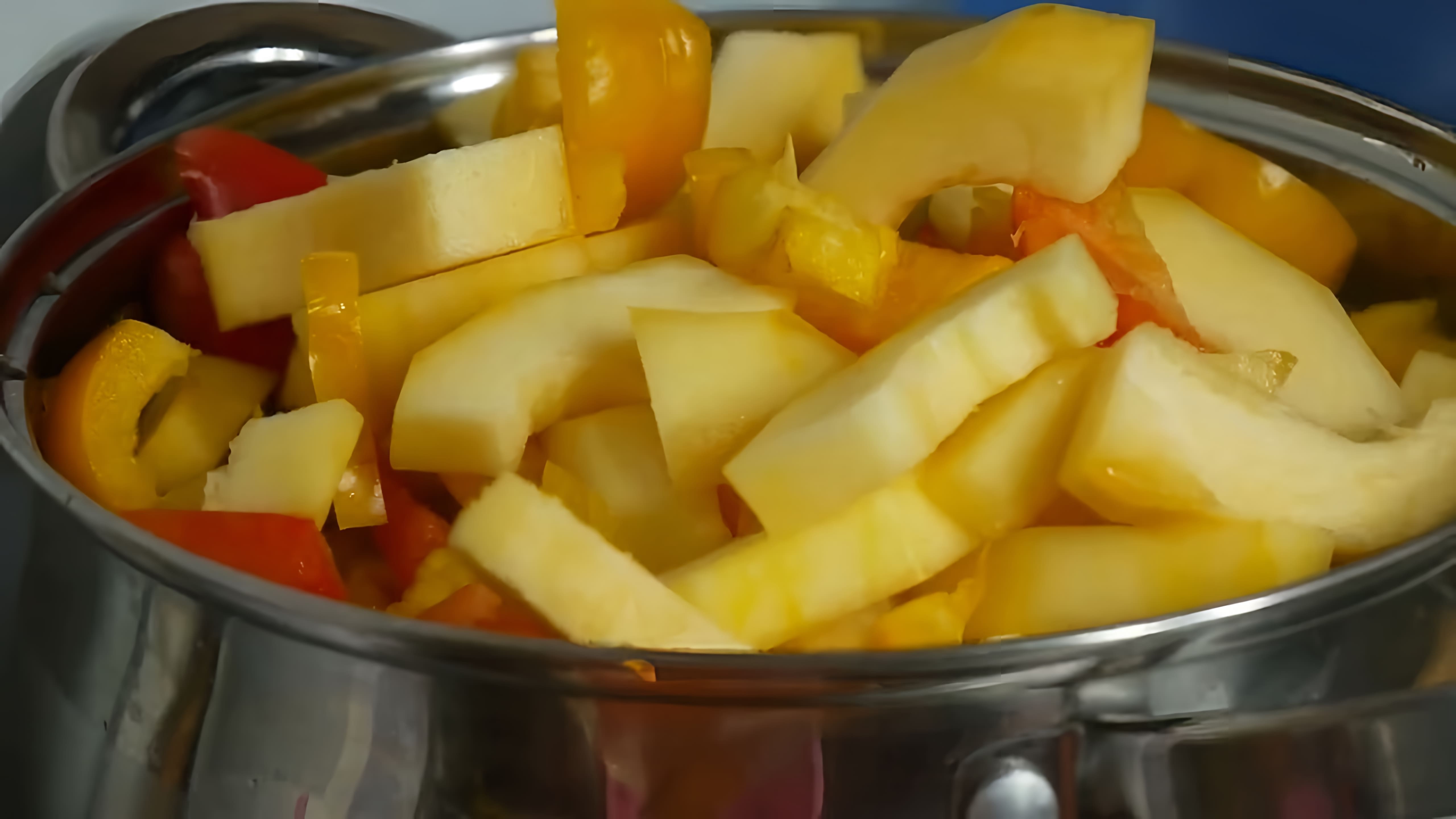 В этом видео демонстрируется рецепт приготовления лечо из кабачков, помидоров, перца, моркови и лука