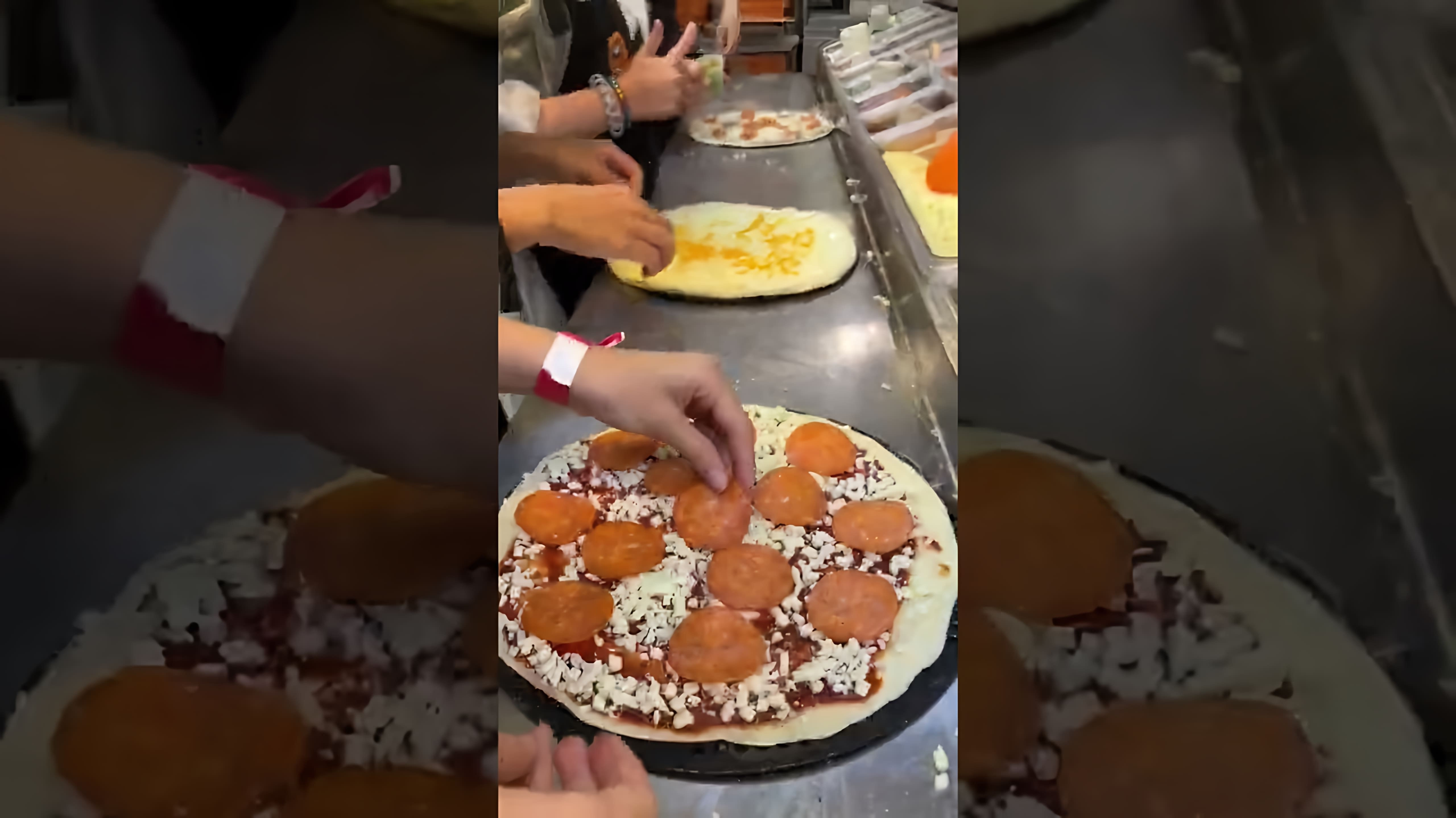 В этом видео мы видим, как проходит бесплатный мастер-класс по приготовлению пиццы в Додо пицце