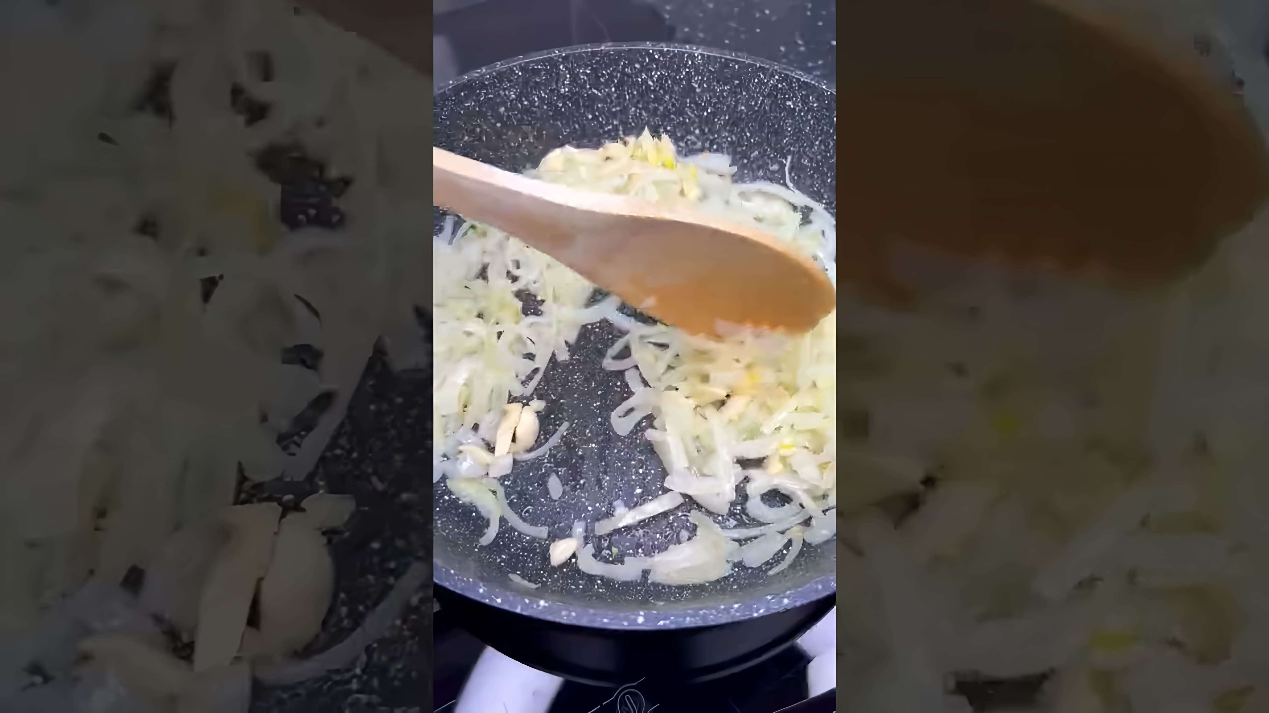 В этом видео демонстрируется процесс приготовления картофельного гратена