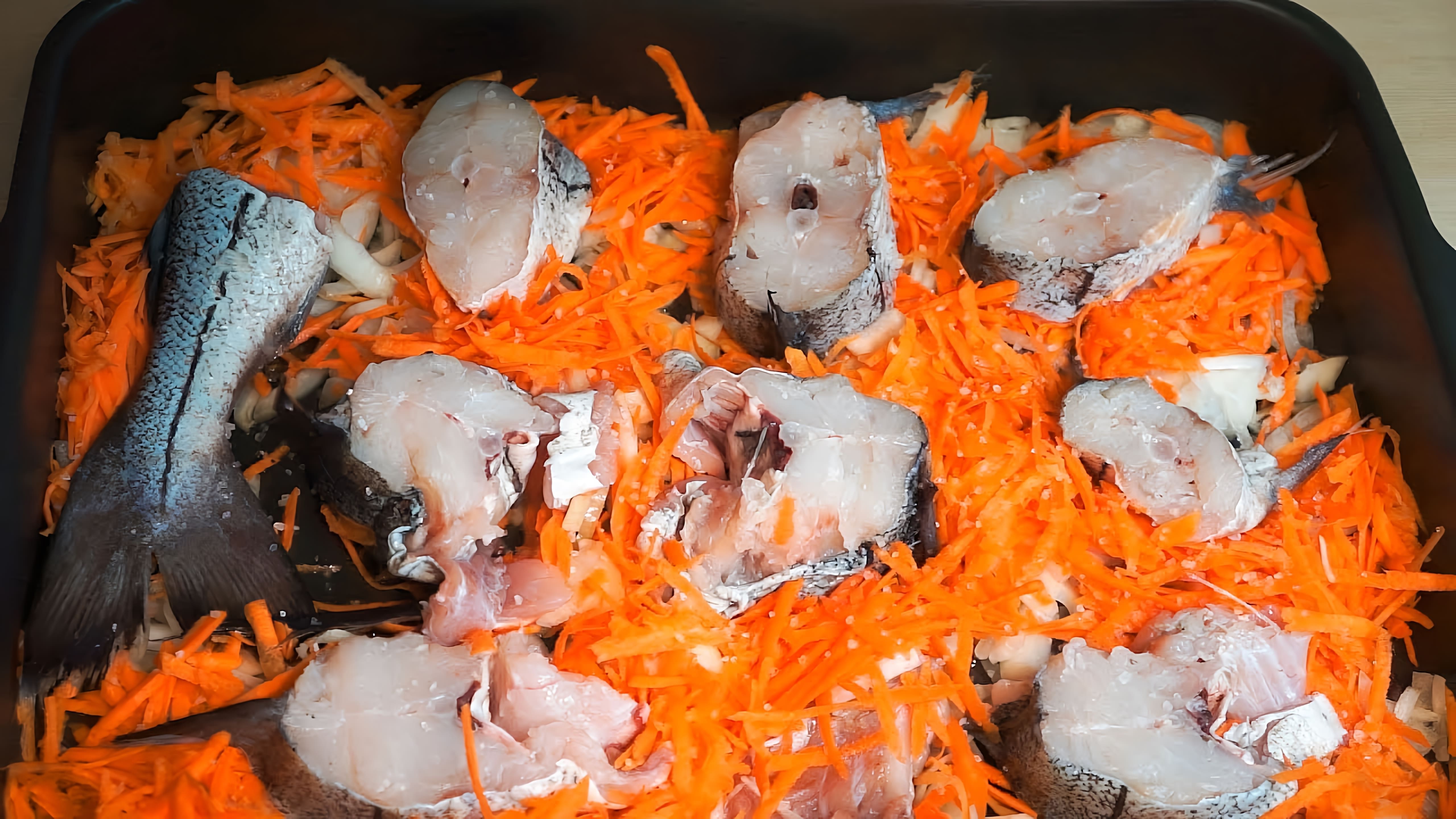 В этом видео демонстрируется процесс приготовления пикши в духовке с картофелем и морковкой