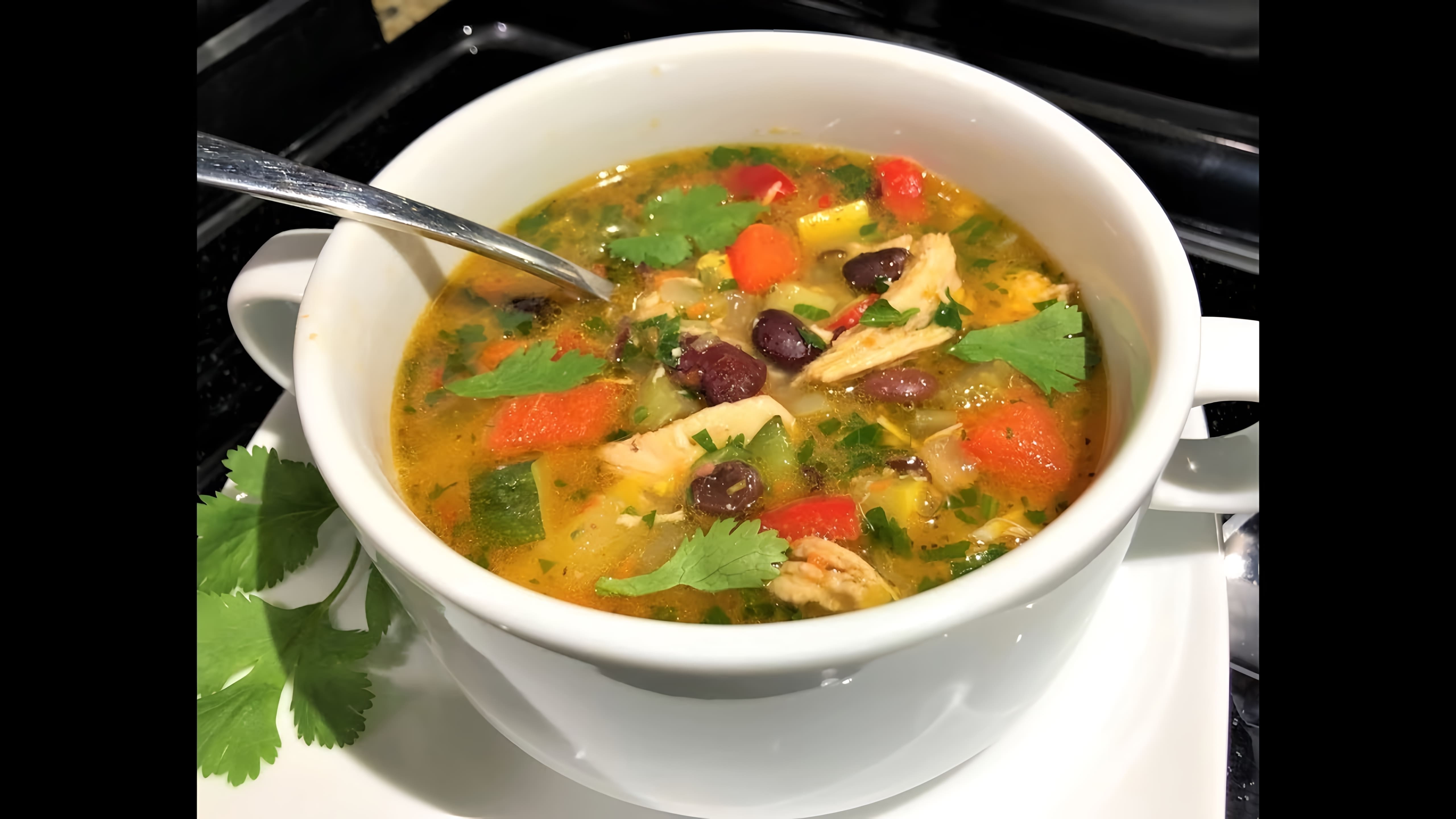 В этом видео демонстрируется рецепт куриного супа без картофеля