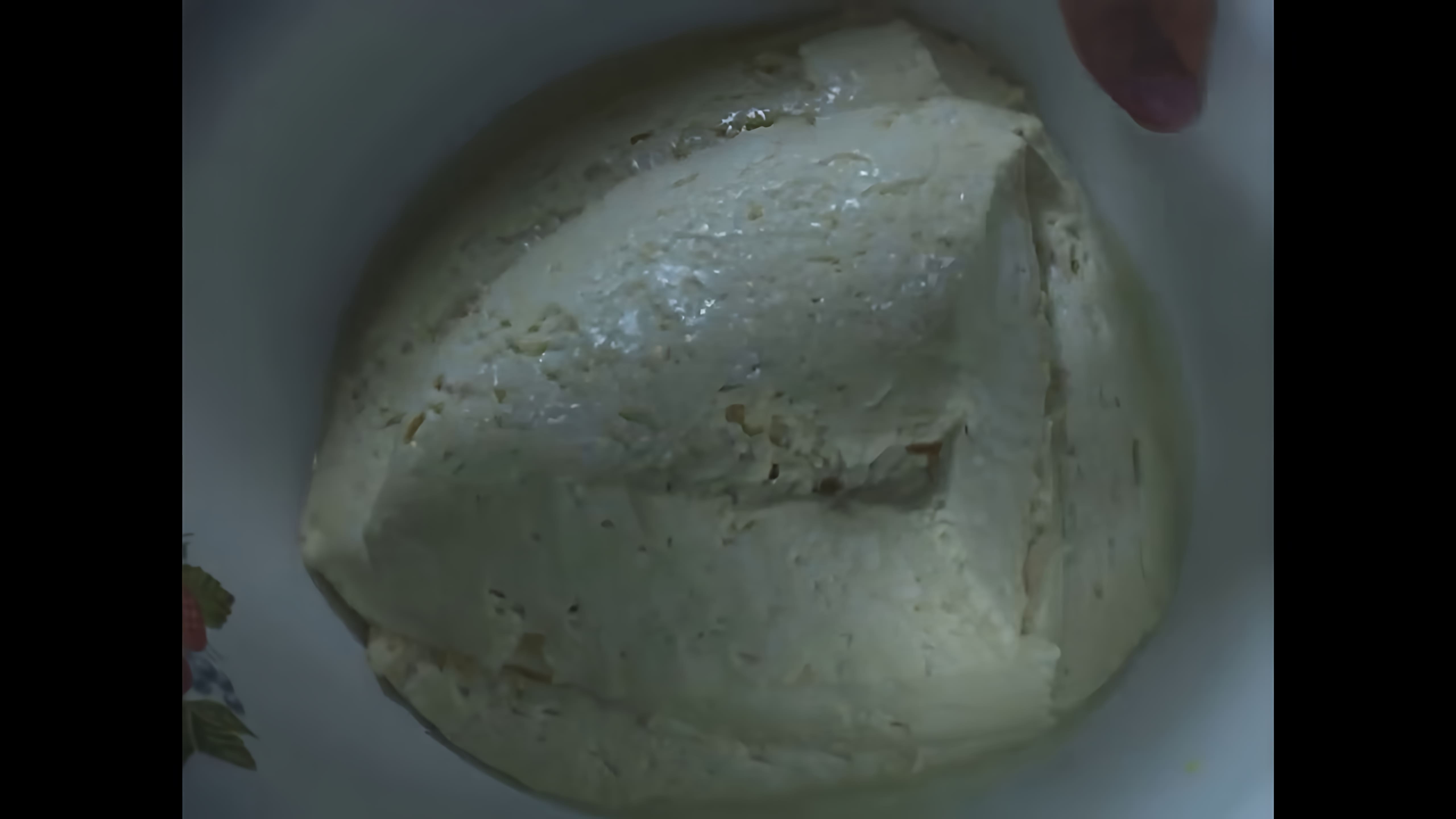 В данном видео демонстрируется процесс чеддеризации сыра в домашних условиях