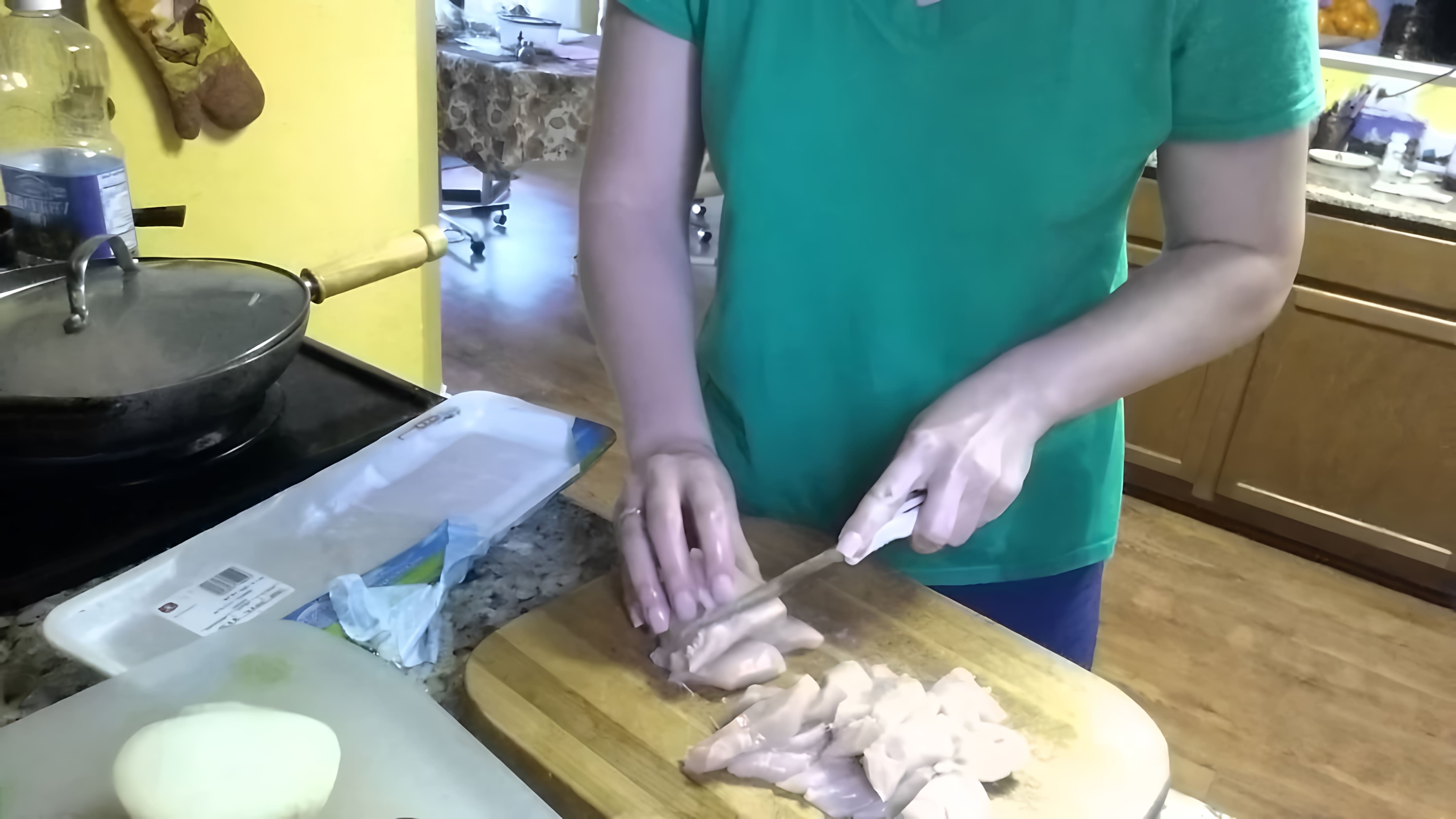 В этом видео демонстрируется процесс приготовления курицы с ананасами и рисом
