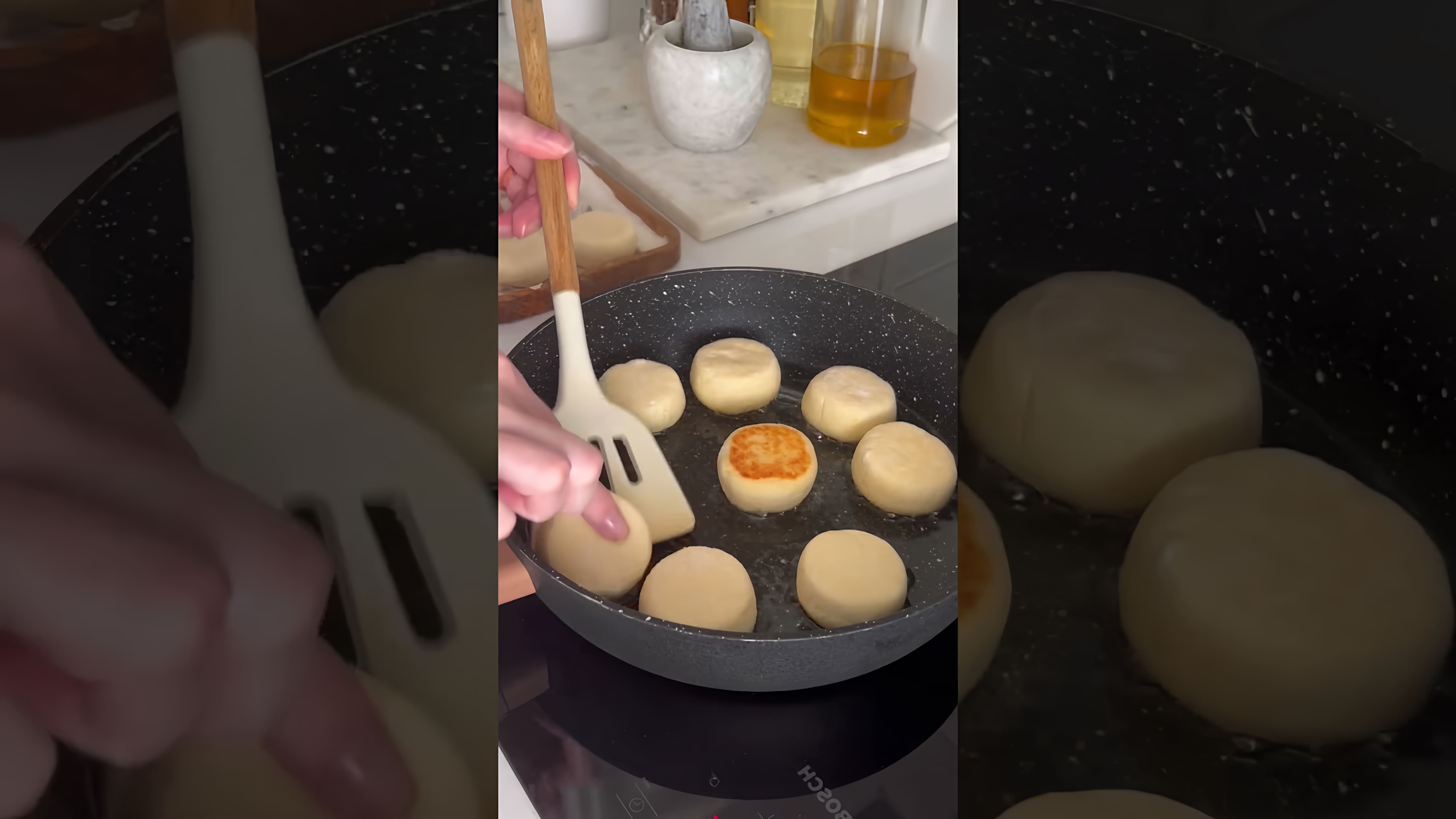 В этом видео-ролике будет показан рецепт приготовления сырников, которые всегда получаются