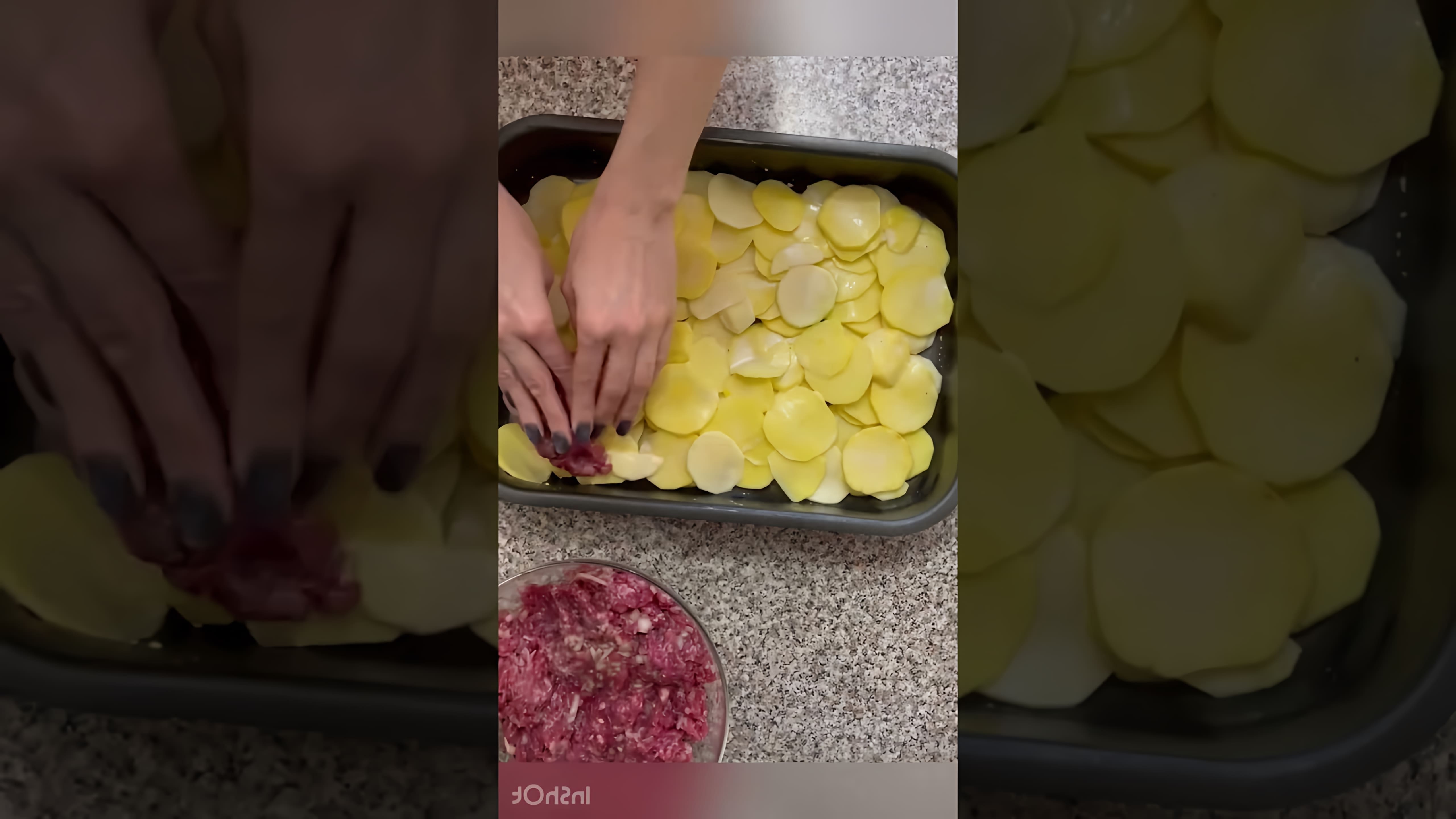 В этом видео-ролике вы увидите, как приготовить вкусную запеканку с картофелем и фаршем