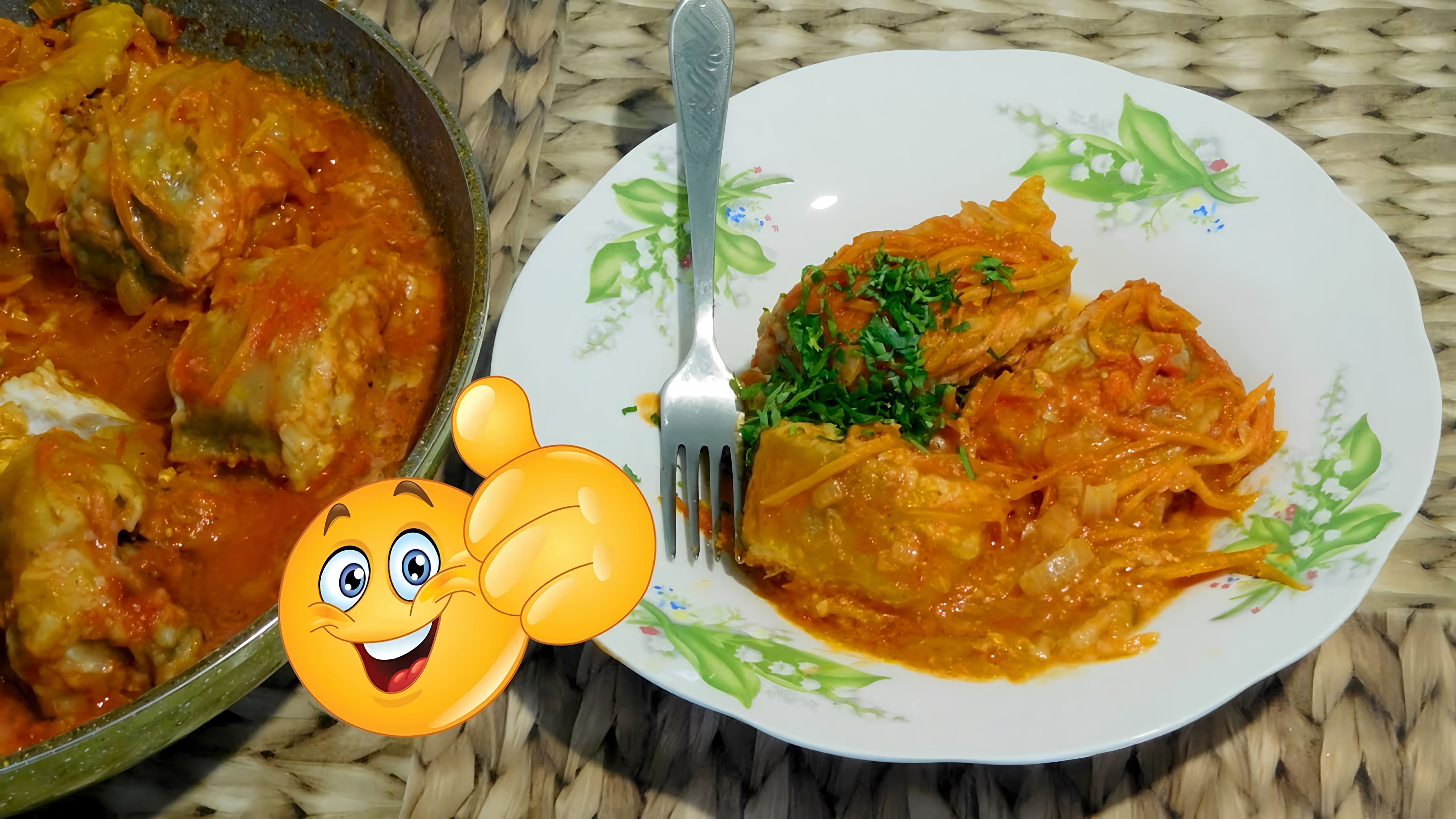В этом видео демонстрируется рецепт приготовления минтая на сковороде с морковью и луком в сметано-томатном соусе