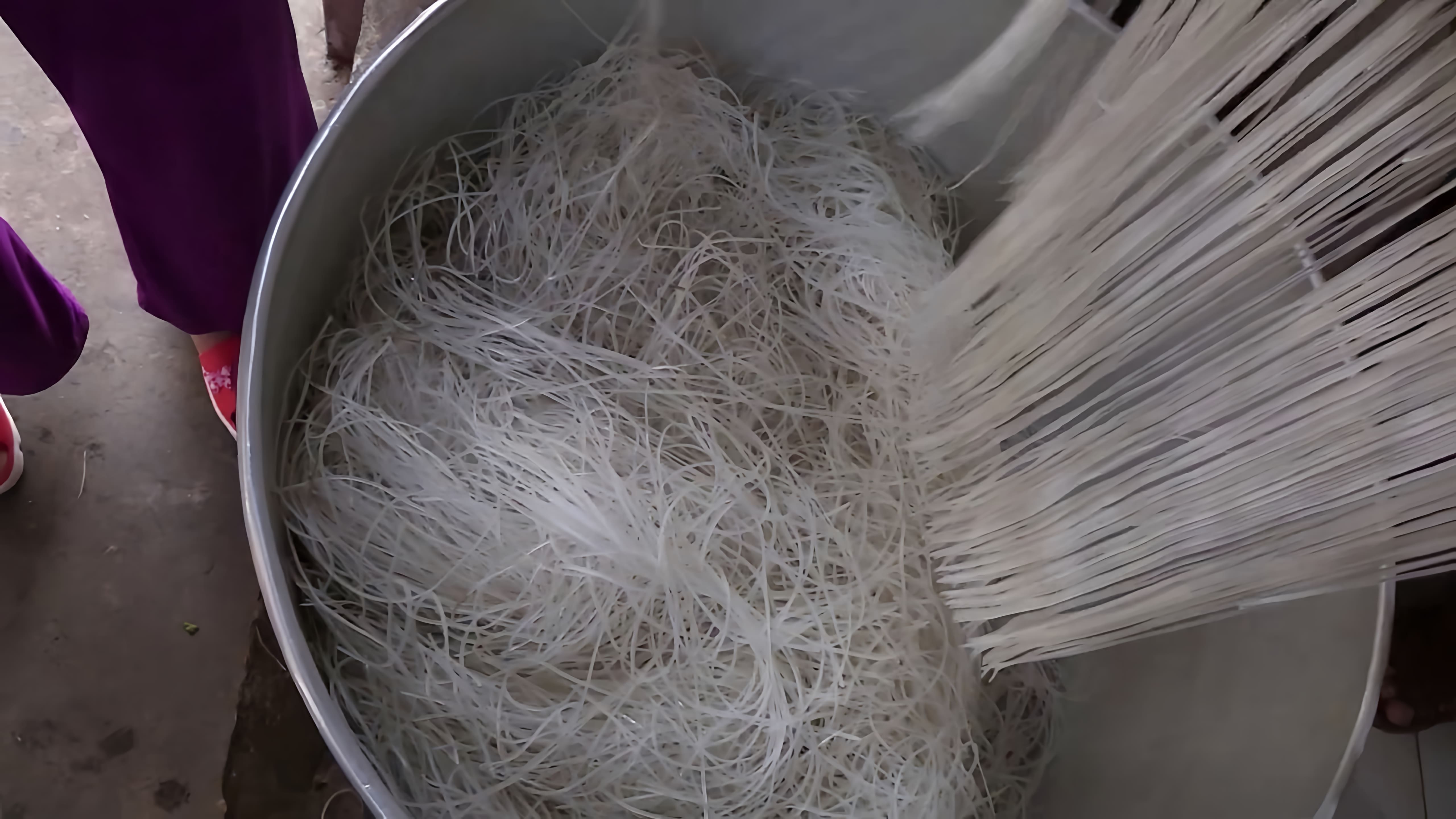 В этом видео демонстрируется процесс изготовления рисовой лапши в городе My Tho, Вьетнам