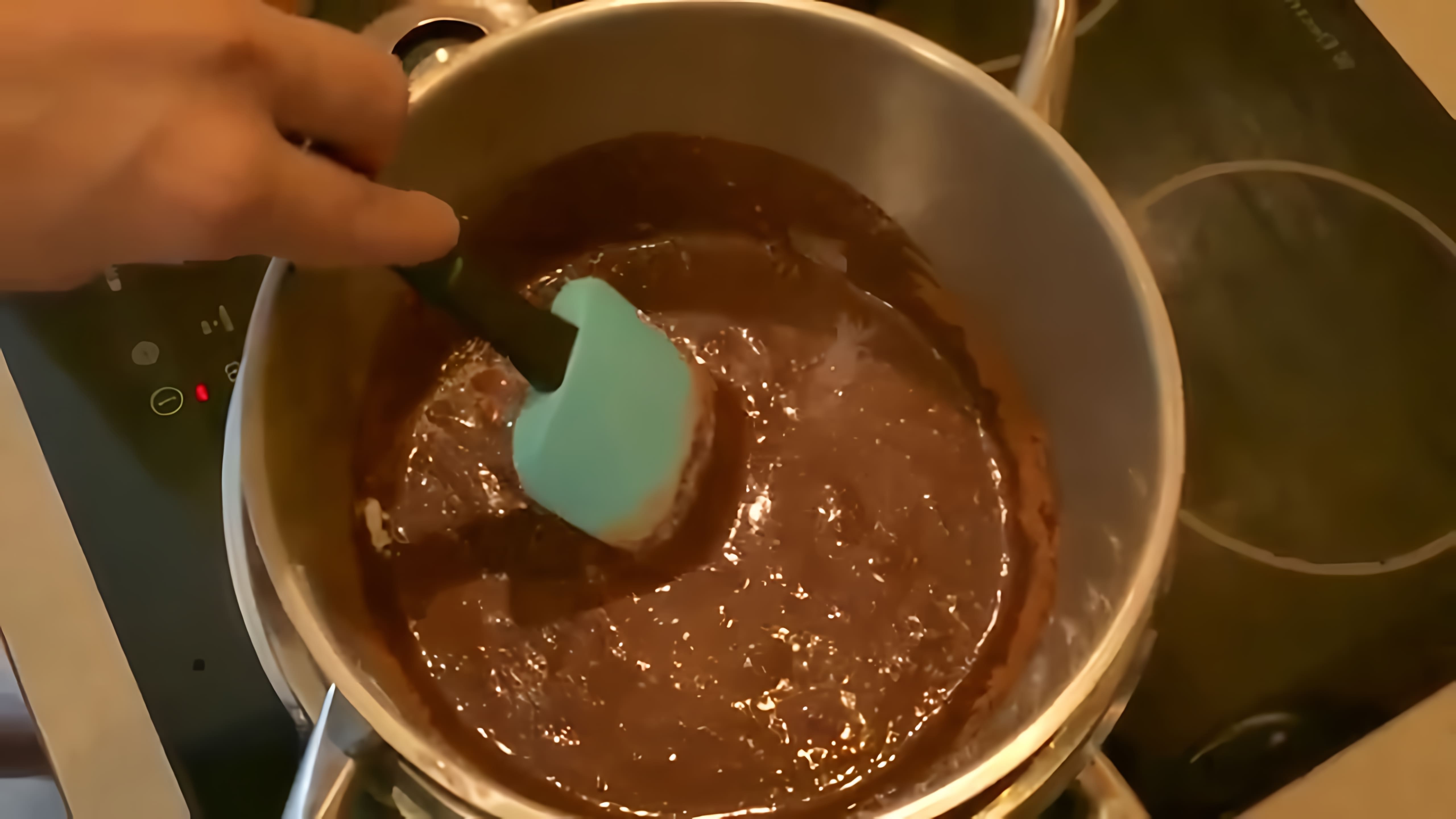 В этом видеоуроке рассказывается о том, как приготовить шоколад дома